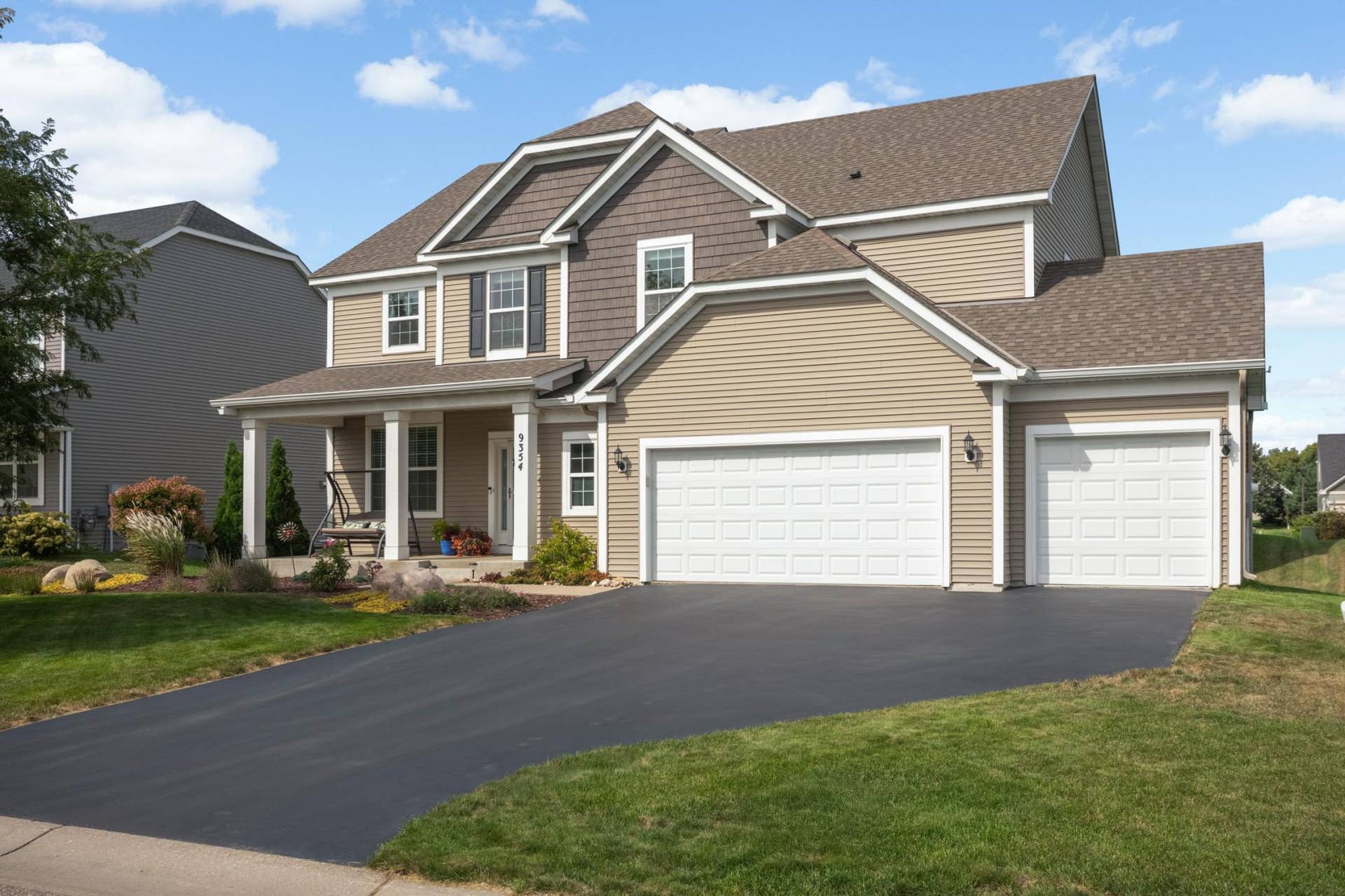 9354 Summerlin Road, Woodbury, MN 55129 Walkout 2-story in the high demand Southridge community