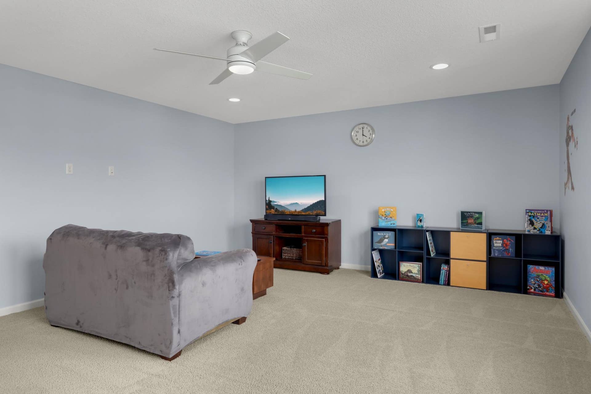 9354 Summerlin Road, Woodbury, MN 55129 Expansive upper level bonus room