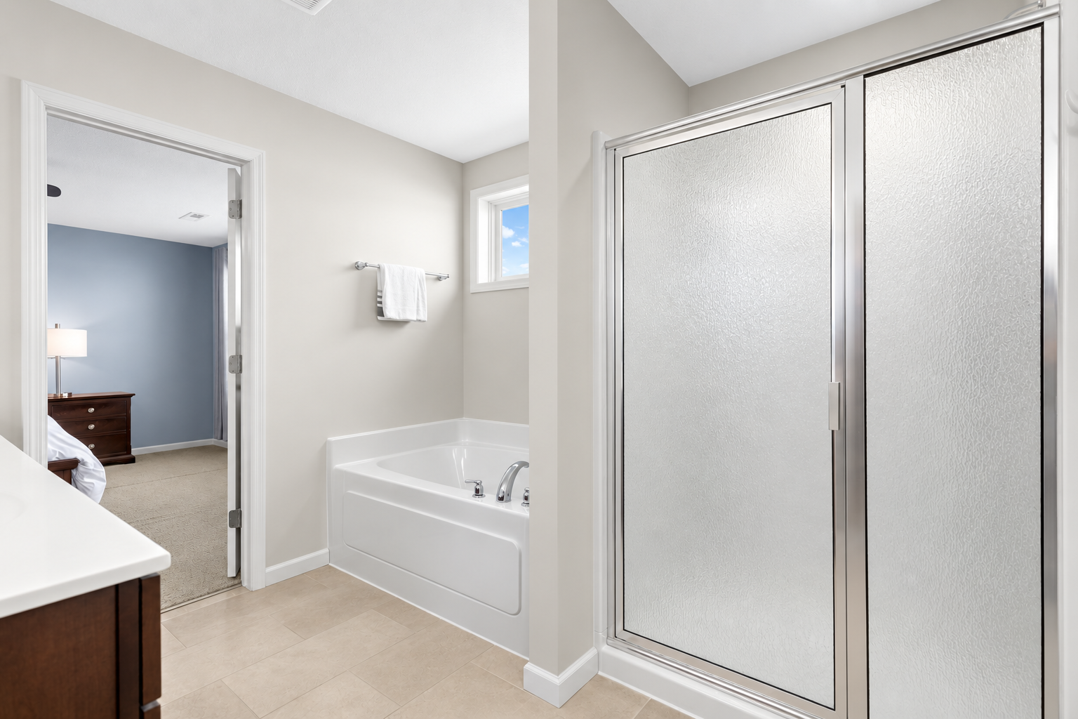9354 Summerlin Road, Woodbury, MN 55129 Private primary bathroom