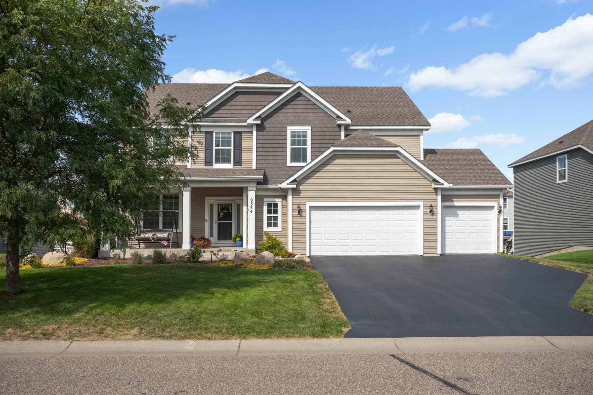 9354 Summerlin Road, Woodbury, MN 55129 Walkout 2-story in the high demand Southridge community