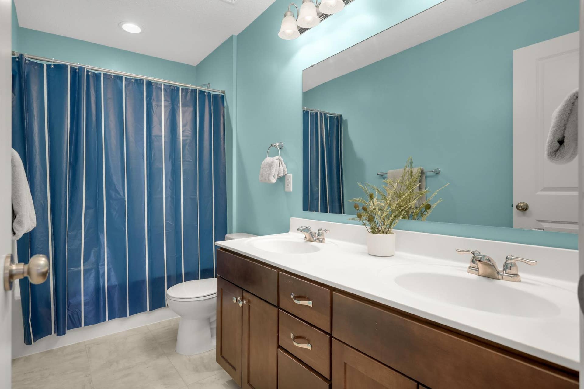 9354 Summerlin Road, Woodbury, MN 55129 Upper level bathroom