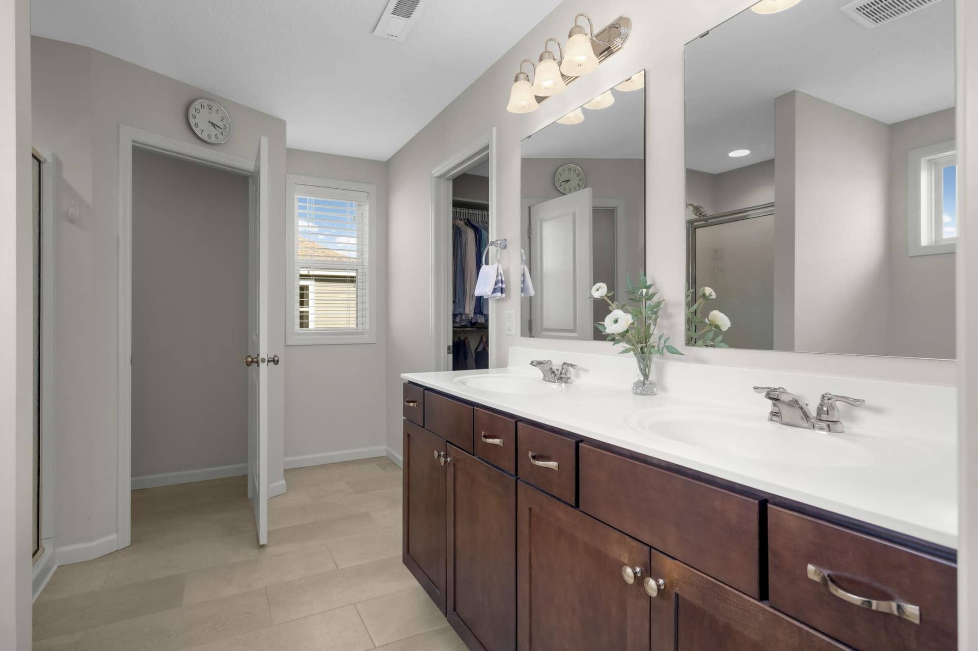 9354 Summerlin Road, Woodbury, MN 55129 Private primary bathroom
