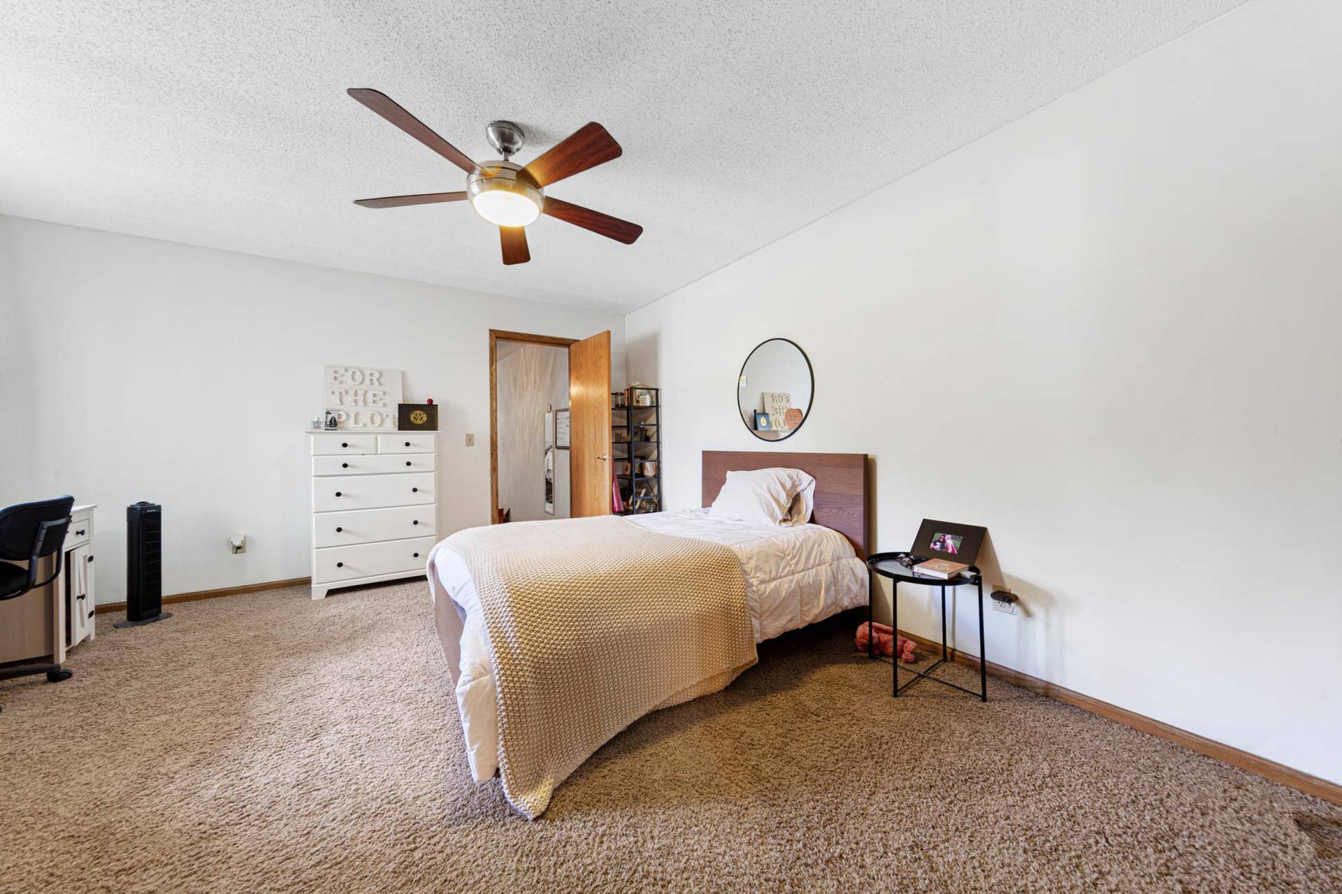 20 main bedroom.jpg