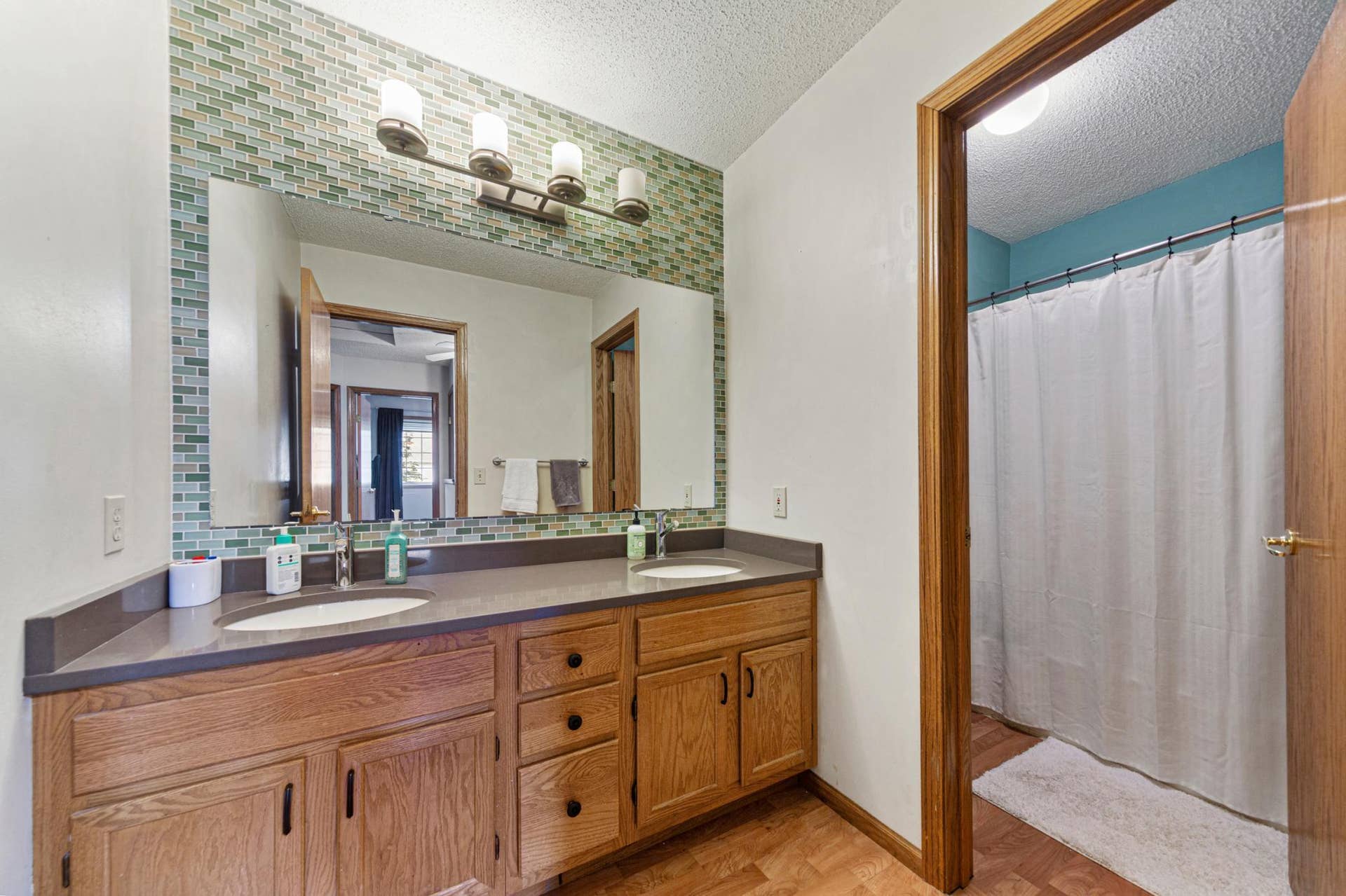 24 bathroom.jpg