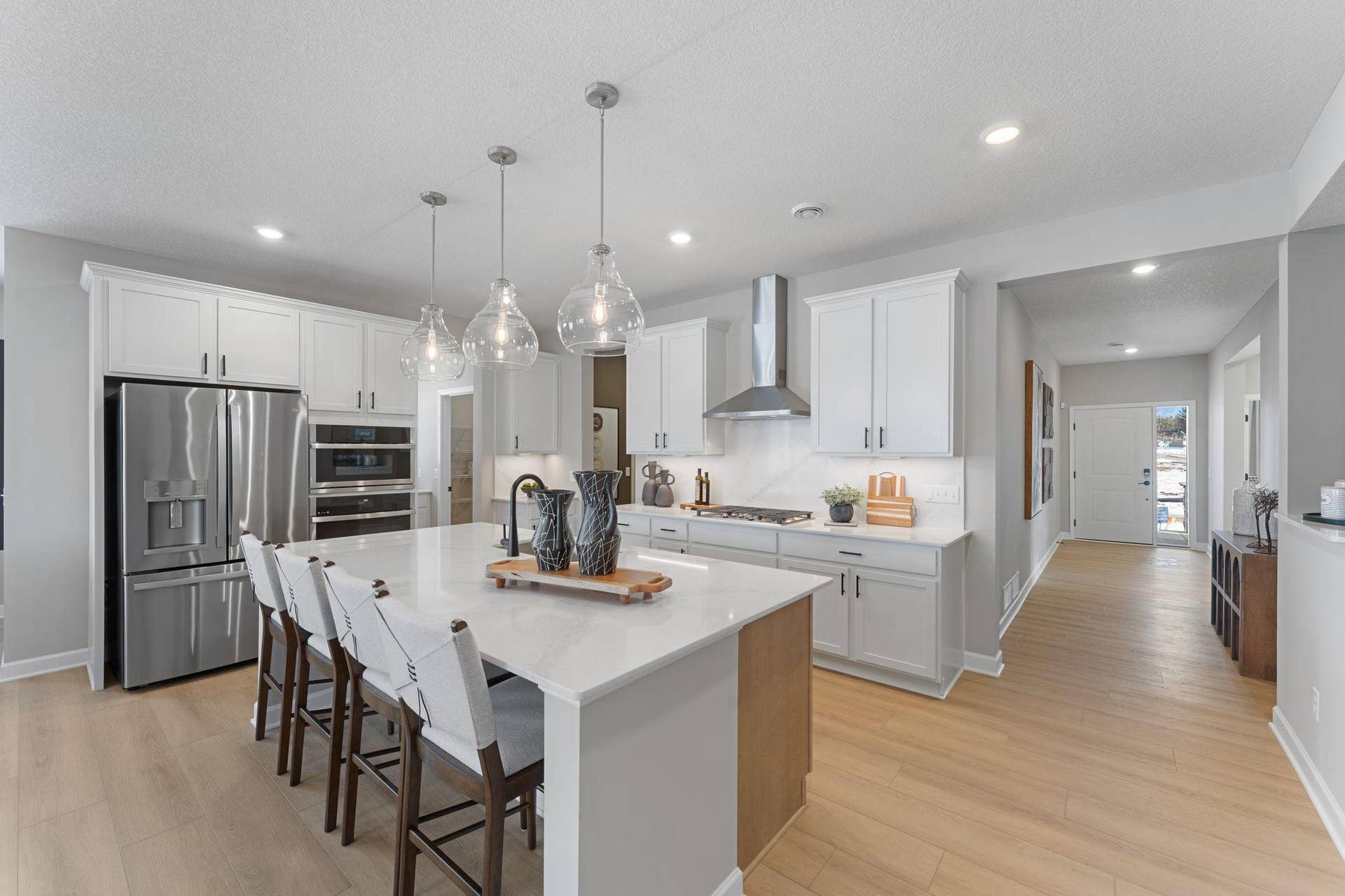 5222 Long Pointe Bay, Woodbury, MN 55129 The large rectangular center island overlooks the Great Room and dining room in an excellent set-up for entertaining