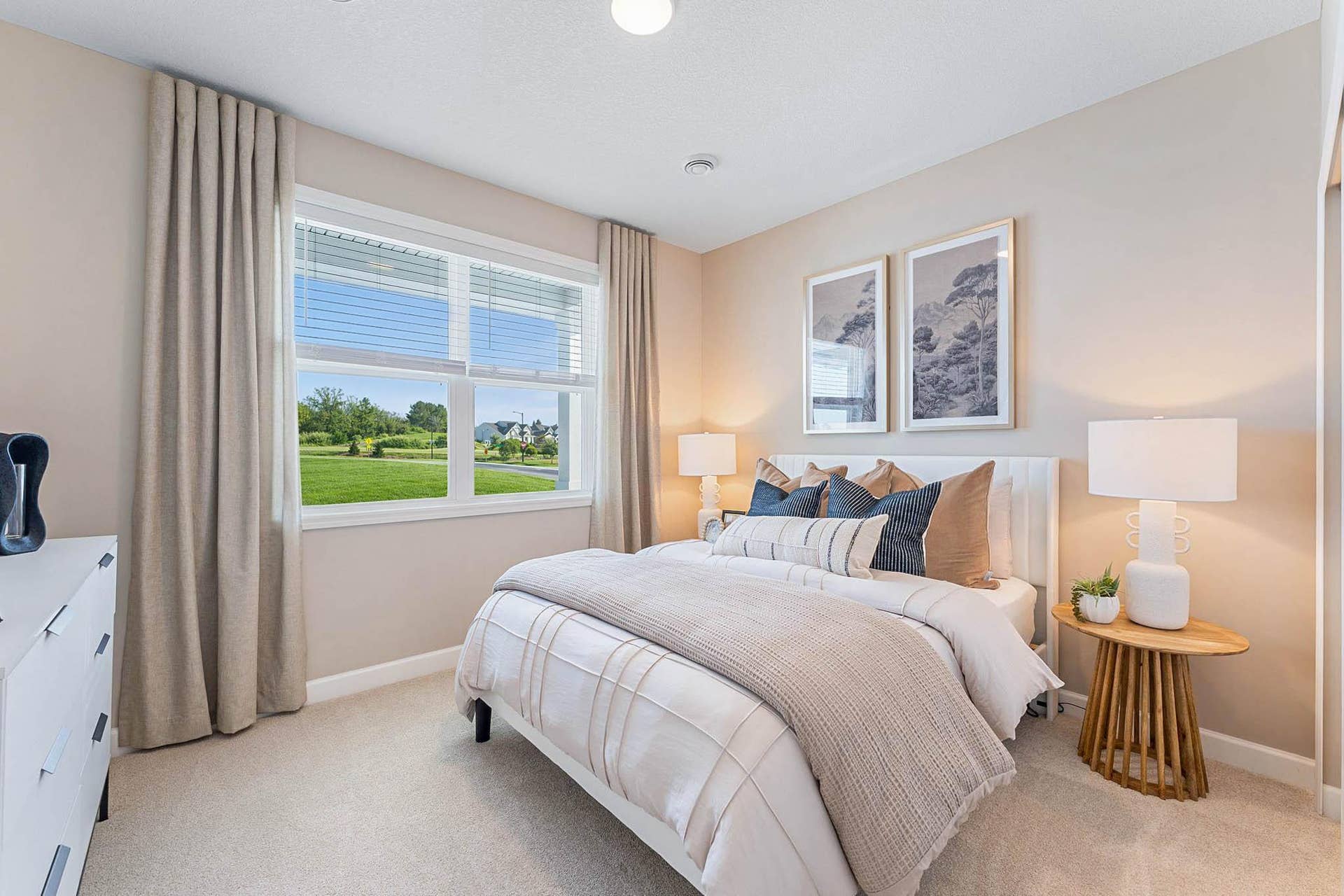 5222 Long Pointe Bay, Woodbury, MN 55129 Two secondary bedrooms provide personal space and privacy away from the bustling main living areas, as well as a location adjacent to the full-sized bathroom for optimal convenience.