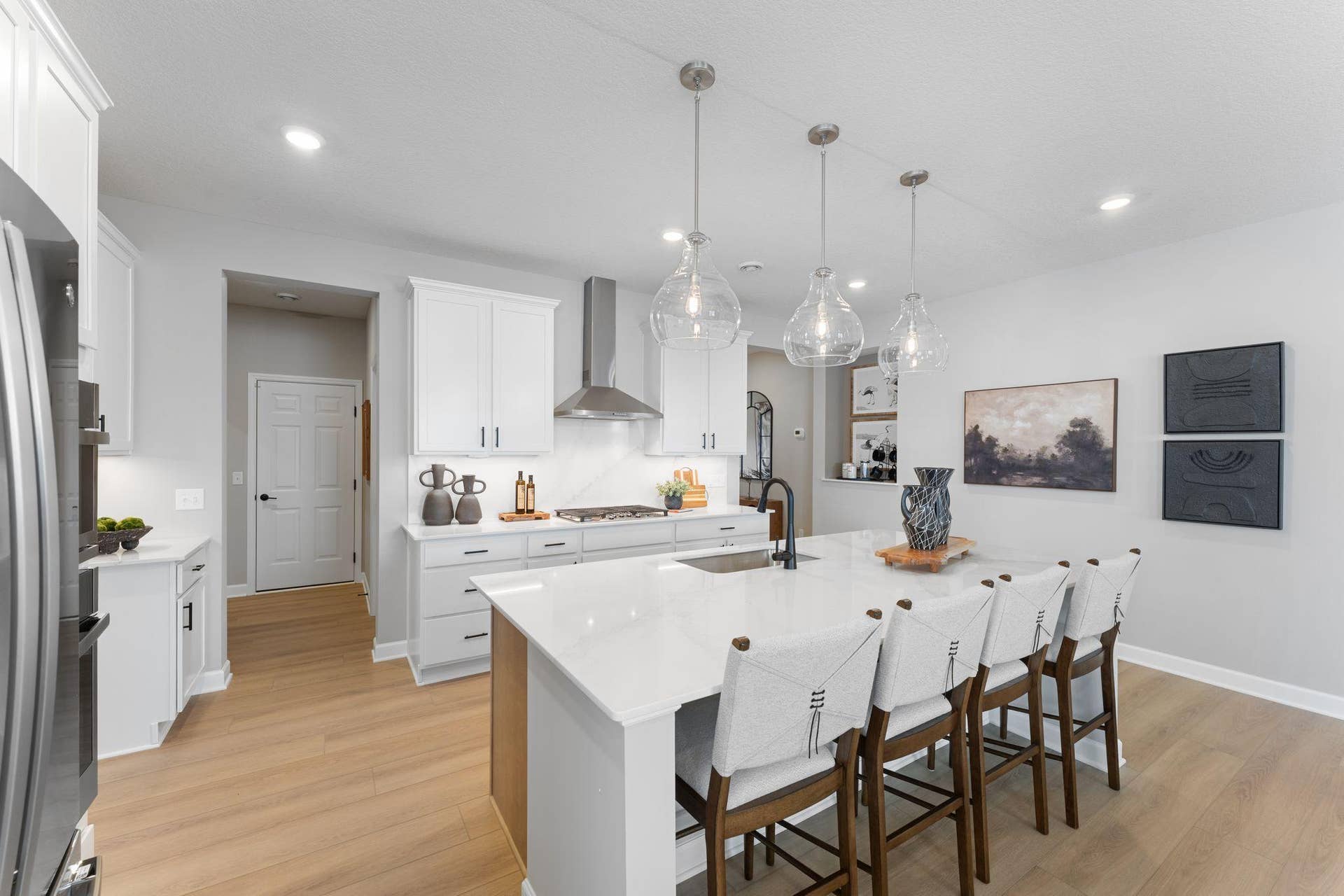 5222 Long Pointe Bay, Woodbury, MN 55129 The flowing layout of this kitchen allows residents to easily access the extensive cabinetry space and a nearby butlers pantry