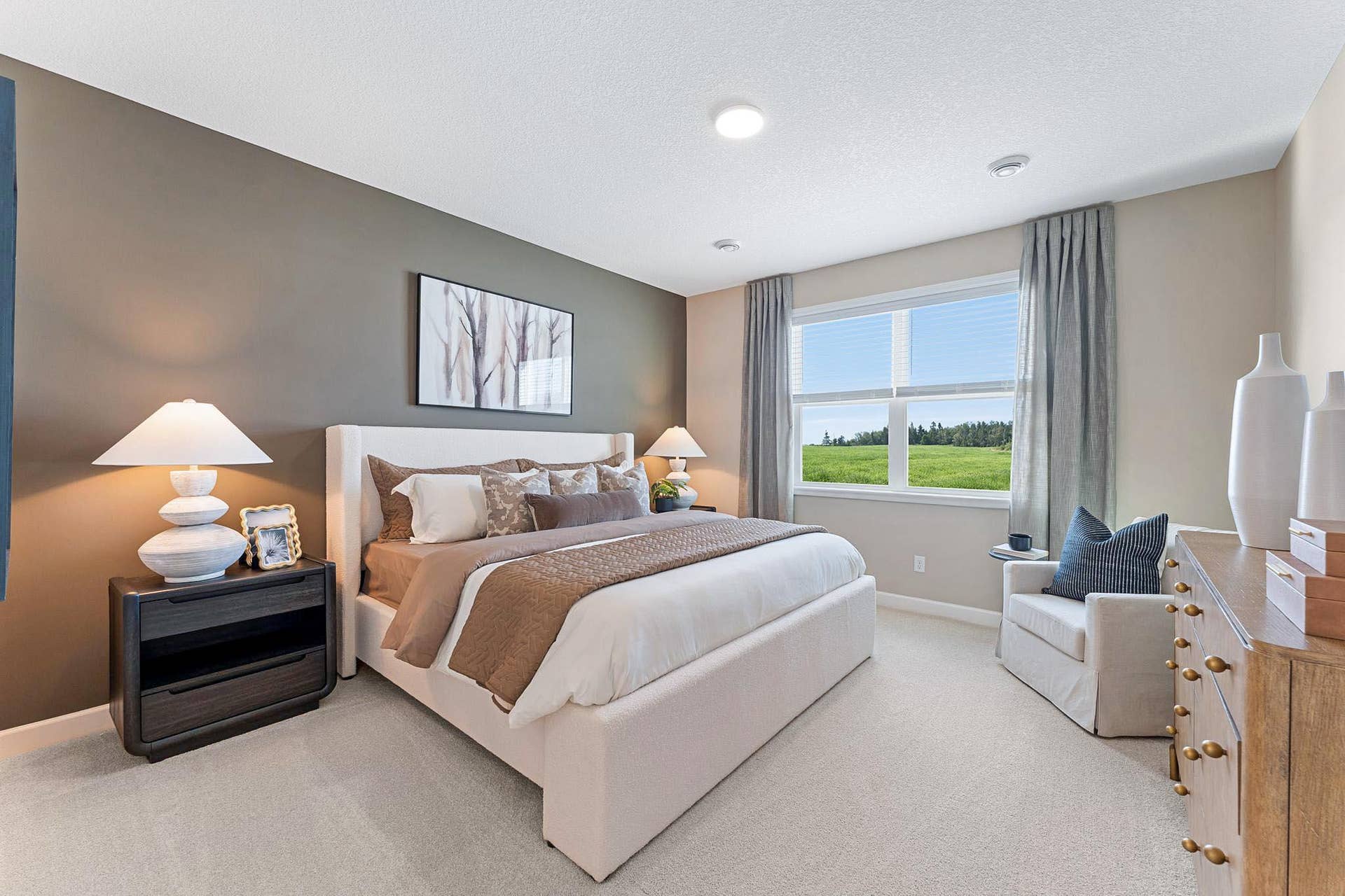 5222 Long Pointe Bay, Woodbury, MN 55129 A tranquil haven, the private owners suite boasts the largest bedroom in the home to provide restful nights and relaxation, an en-suite bathroom and oversized walk-in closet fit for any fashion enthusiast.