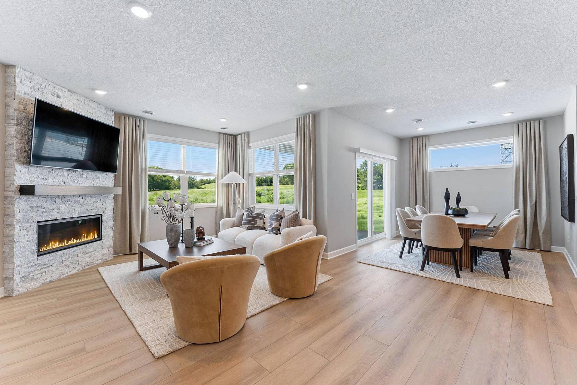 5222 Long Pointe Bay, Woodbury, MN 55129 The Great Room is the heart of this home, where the family gathers to watch movies, enjoy leisurely weekend activities and laugh loudly together. An optional fireplace can be added to warm up the space.