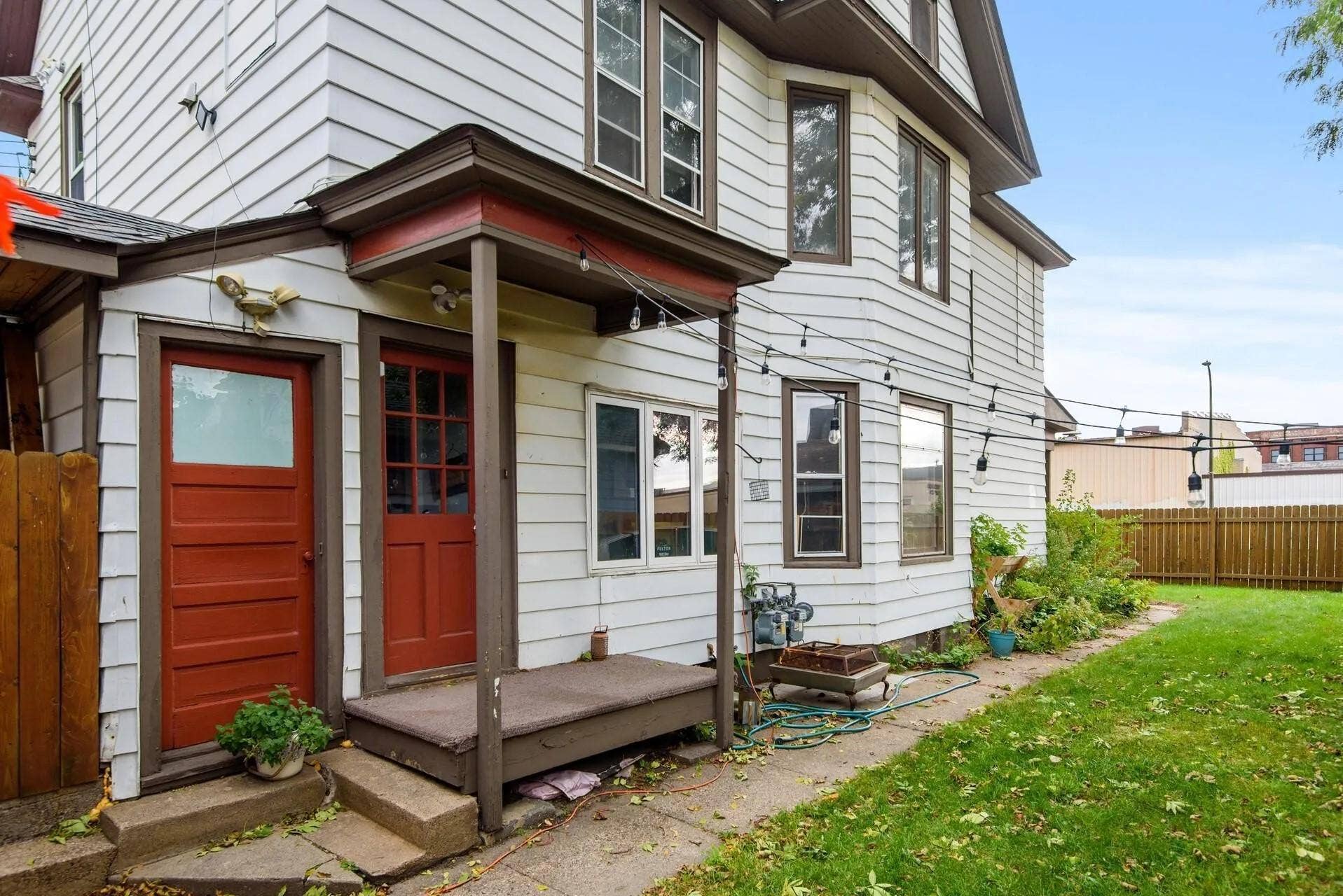 11.sidedooroutside1.jpg