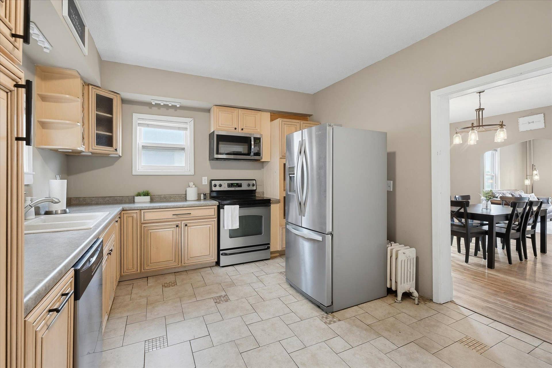 558 Concord Street, 104, Saint Paul, MN 55107 Prepare your favorite recipes in this open kitchen featuring stainless steel appliances!