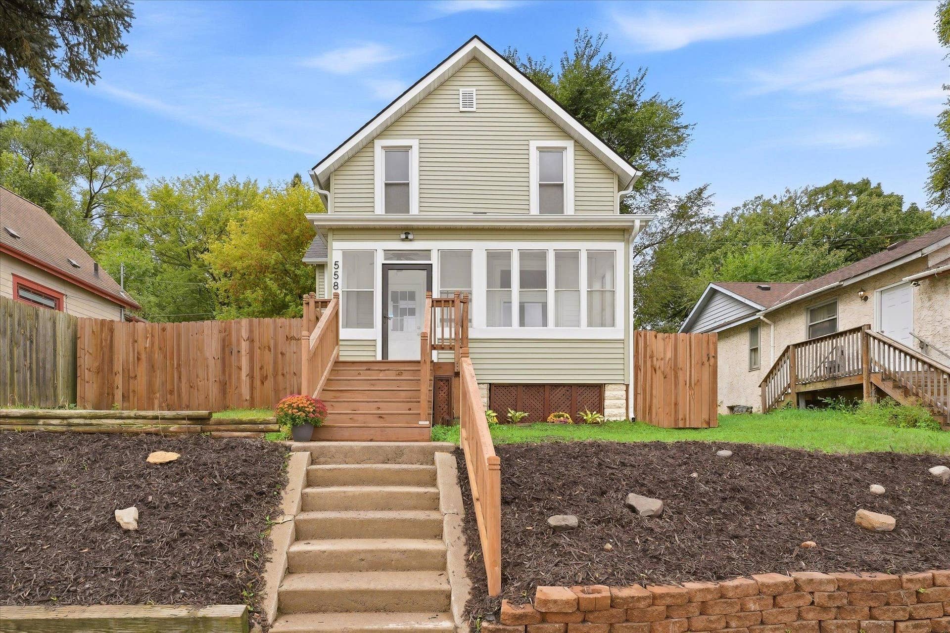 558 Concord Street, 104, Saint Paul, MN 55107 Welcome to 558 Concord St! Classic St. Paul character, generous living space, and a convenient city location all in one home.