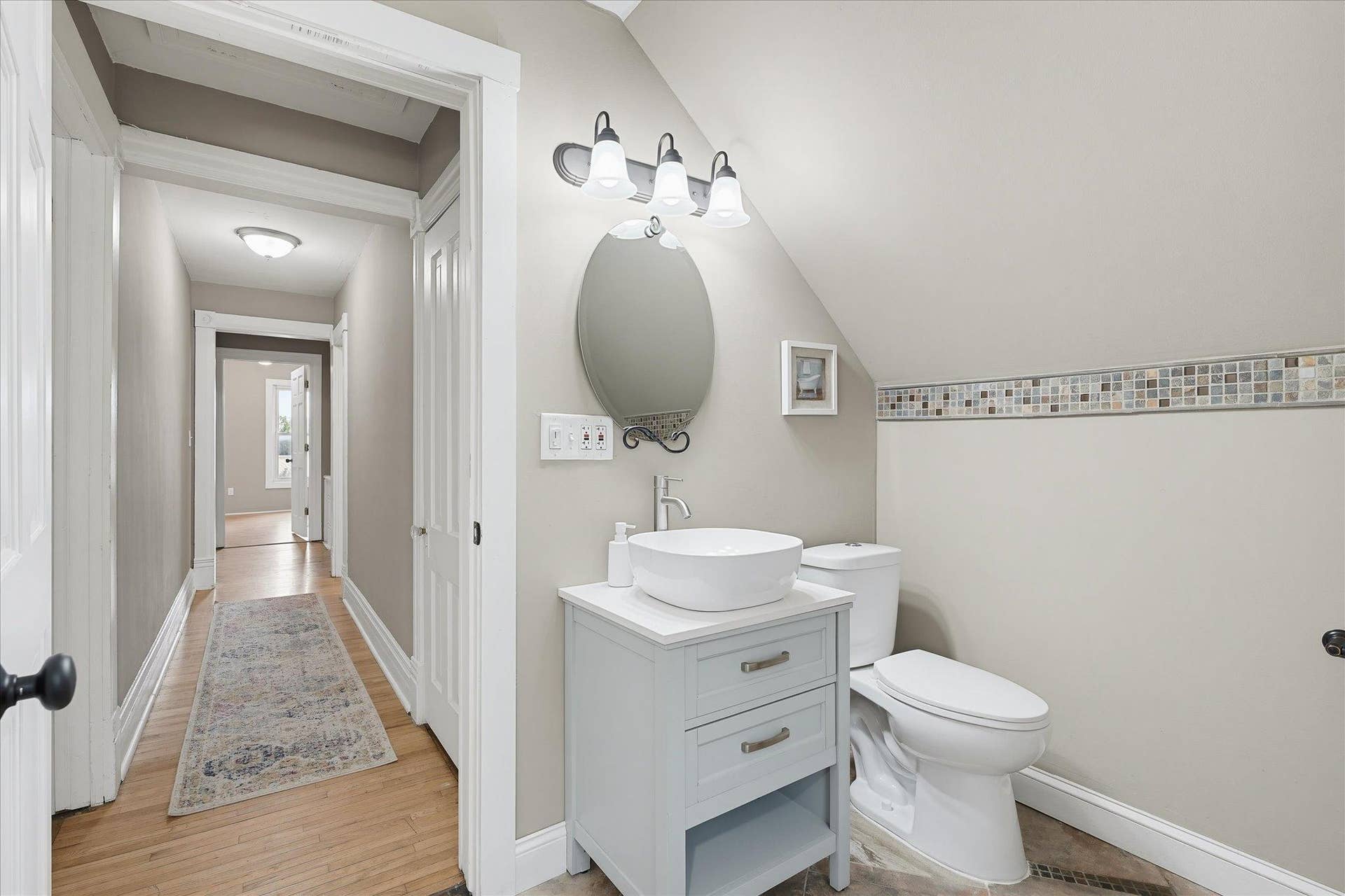 558 Concord Street, 104, Saint Paul, MN 55107 Convenient upper level full bath
