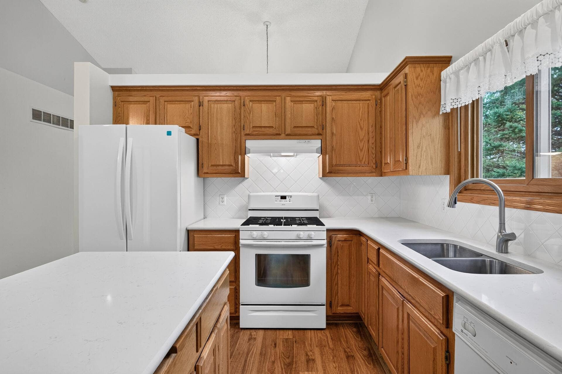 6511 20th Street N, Oakdale, MN 55128 6511 20th Street N, Oakdale, MN 55128