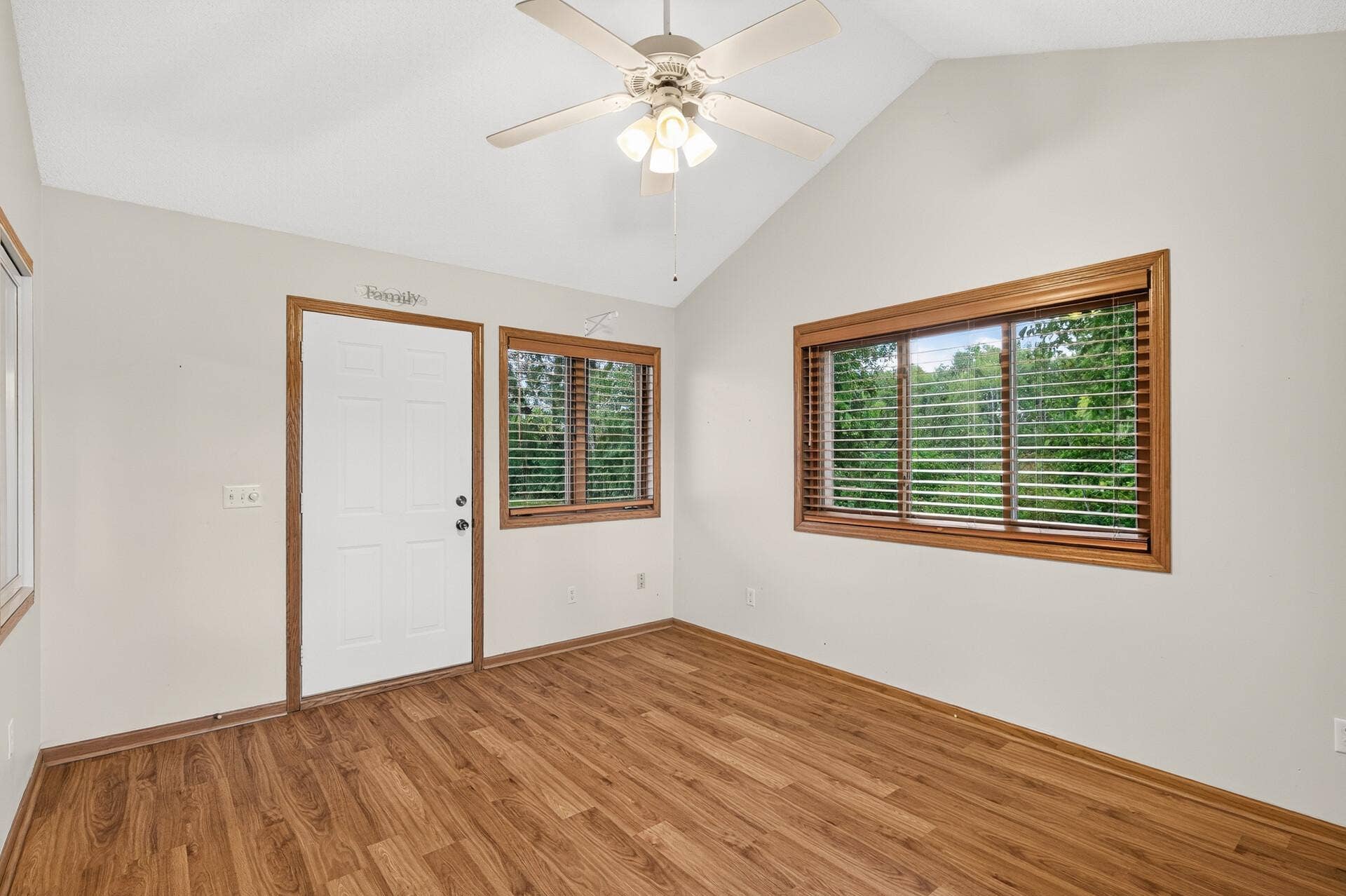 6511 20th Street N, Oakdale, MN 55128 6511 20th Street N, Oakdale, MN 55128