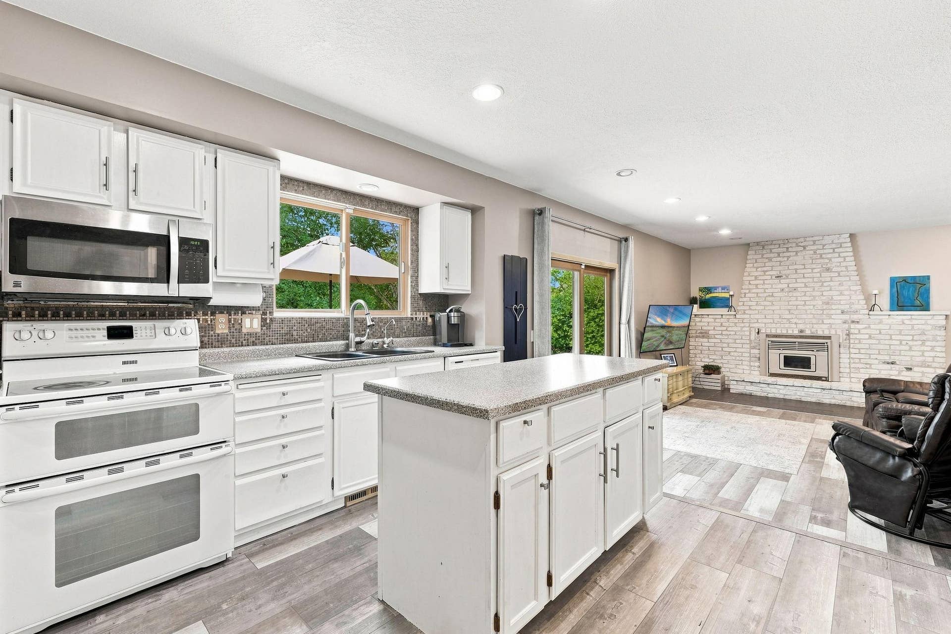 6649 Buckingham Road, Woodbury, MN 55125 Kitchen towards Main Level Family Room 6649 Buckingham Rd Woodbury MN 55125