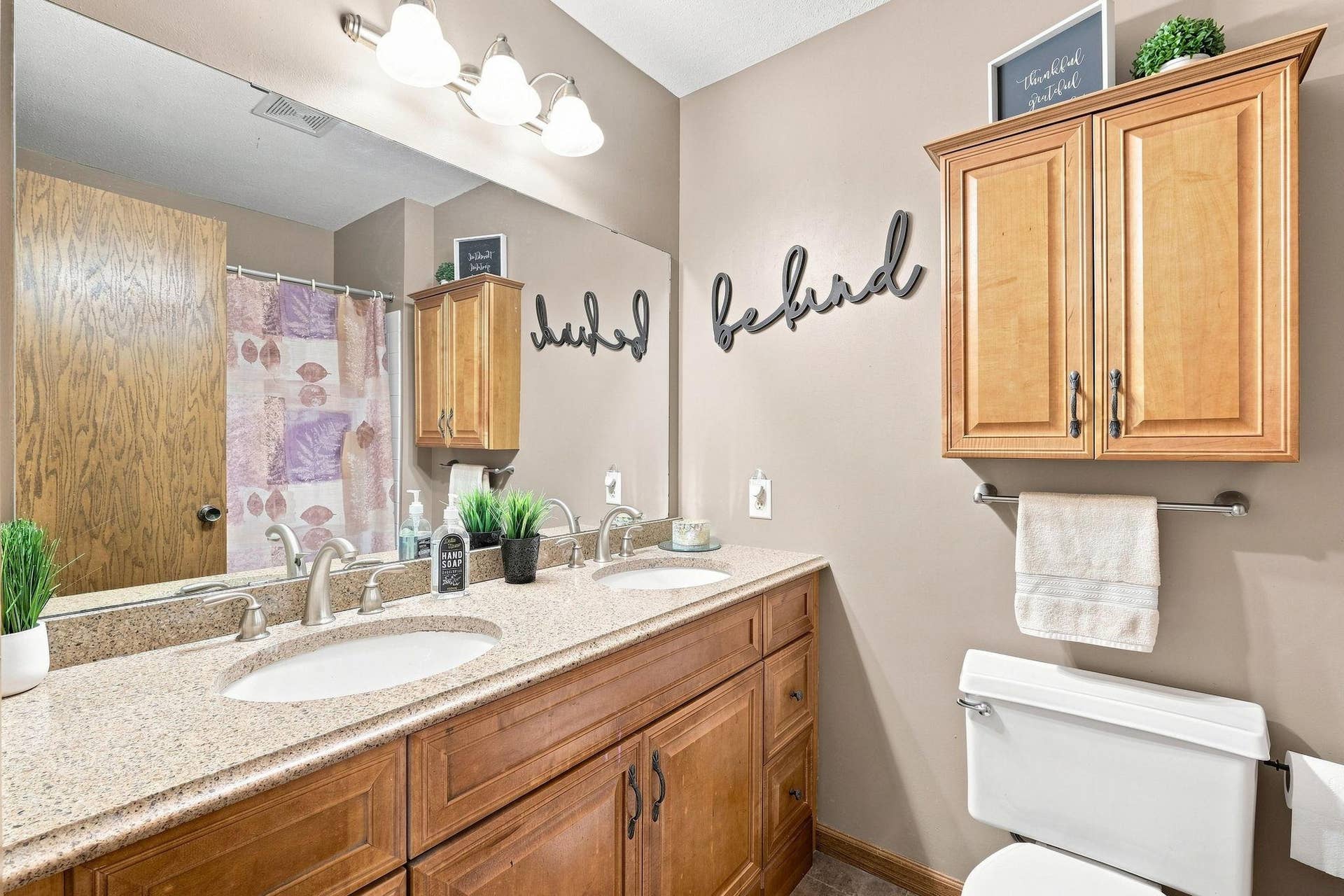 6649 Buckingham Road, Woodbury, MN 55125 Full Bathroom on the Main Level 6649 Buckingham Rd Woodbury MN 55125 2.jpg