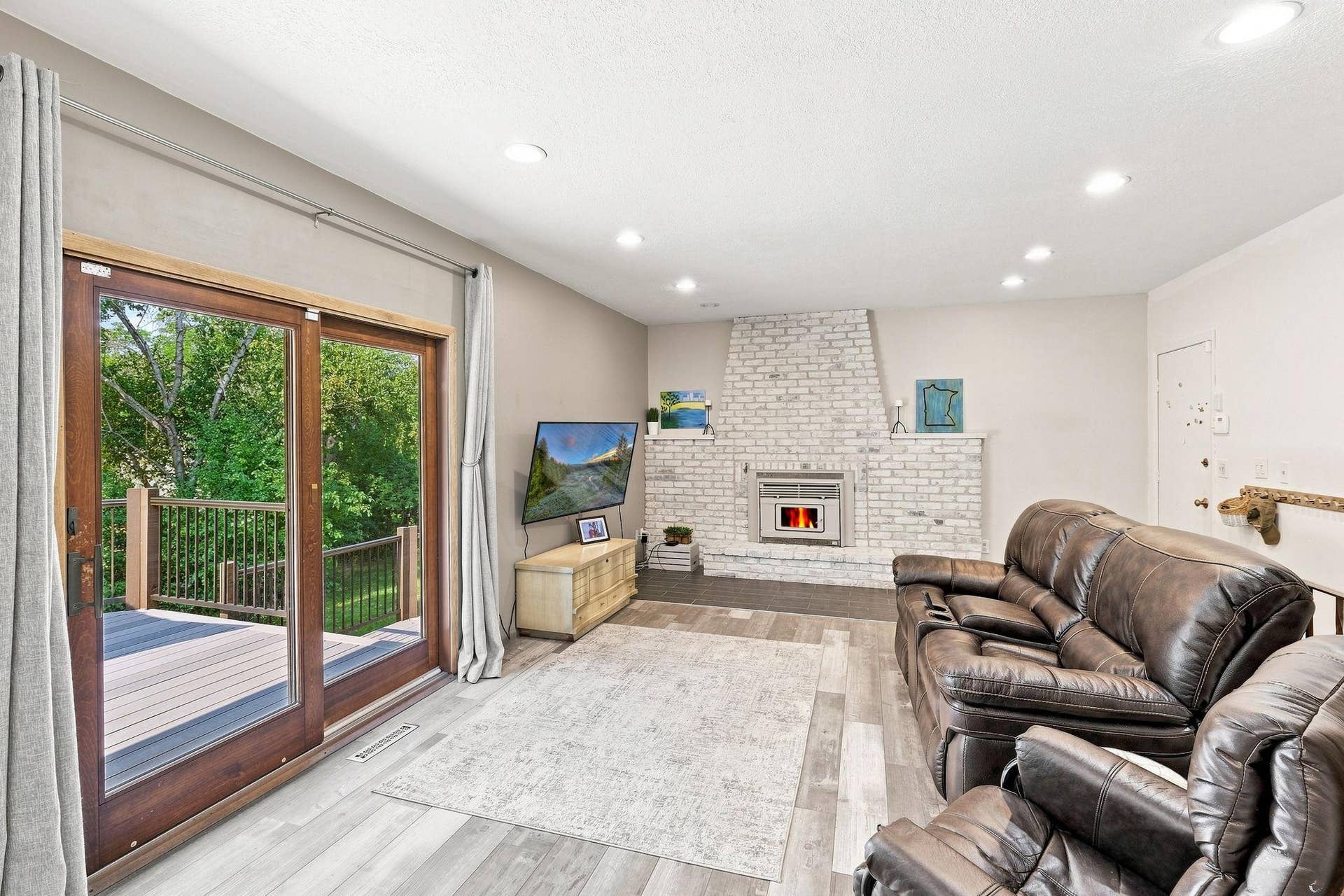 6649 Buckingham Road, Woodbury, MN 55125 Family Room Main Level 6649 Buckingham Rd Woodbury MN 55125 2.jpg