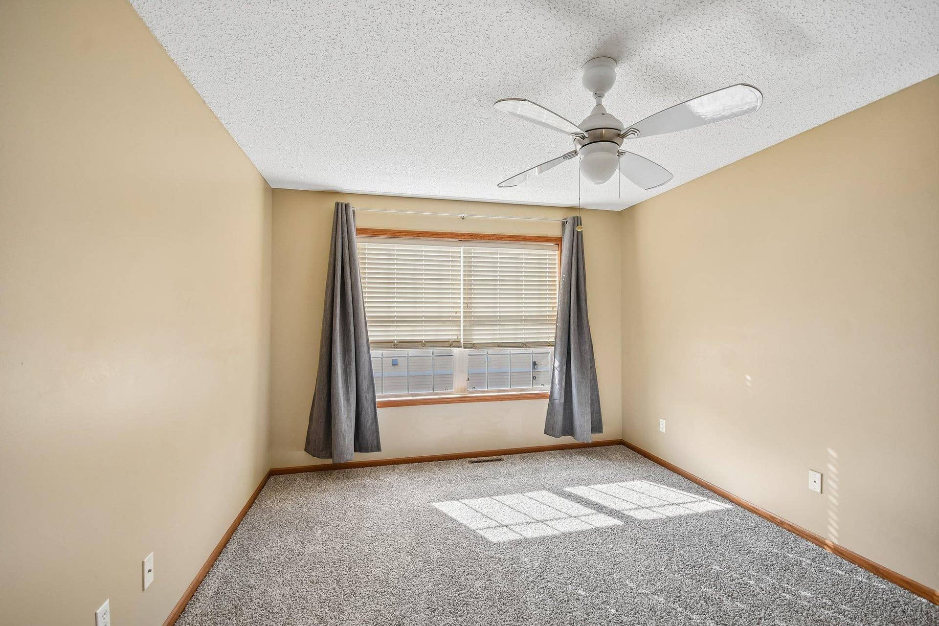 1602 Woodlynn Avenue, #2, Maplewood, MN 55109 14-web-or-mls-Woodlynn Ave 2-S1009-013.jpg