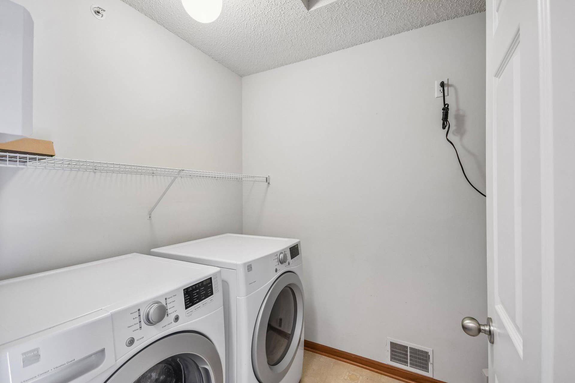 1602 Woodlynn Avenue, #2, Maplewood, MN 55109 23-web-or-mls-Woodlynn Ave 2-S1009-019.jpg