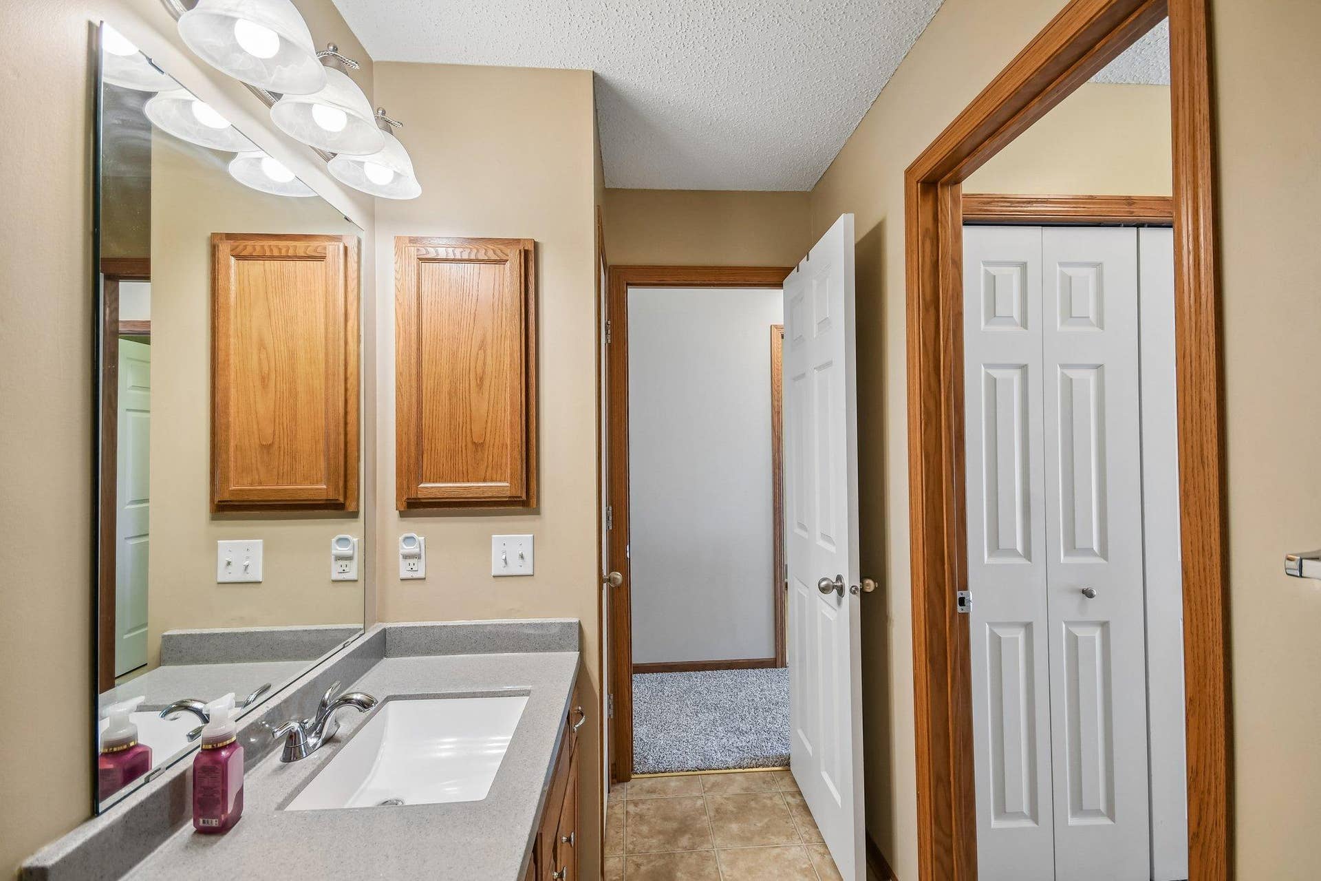 1602 Woodlynn Avenue, #2, Maplewood, MN 55109 19-web-or-mls-Woodlynn Ave 2-S1009-018.jpg