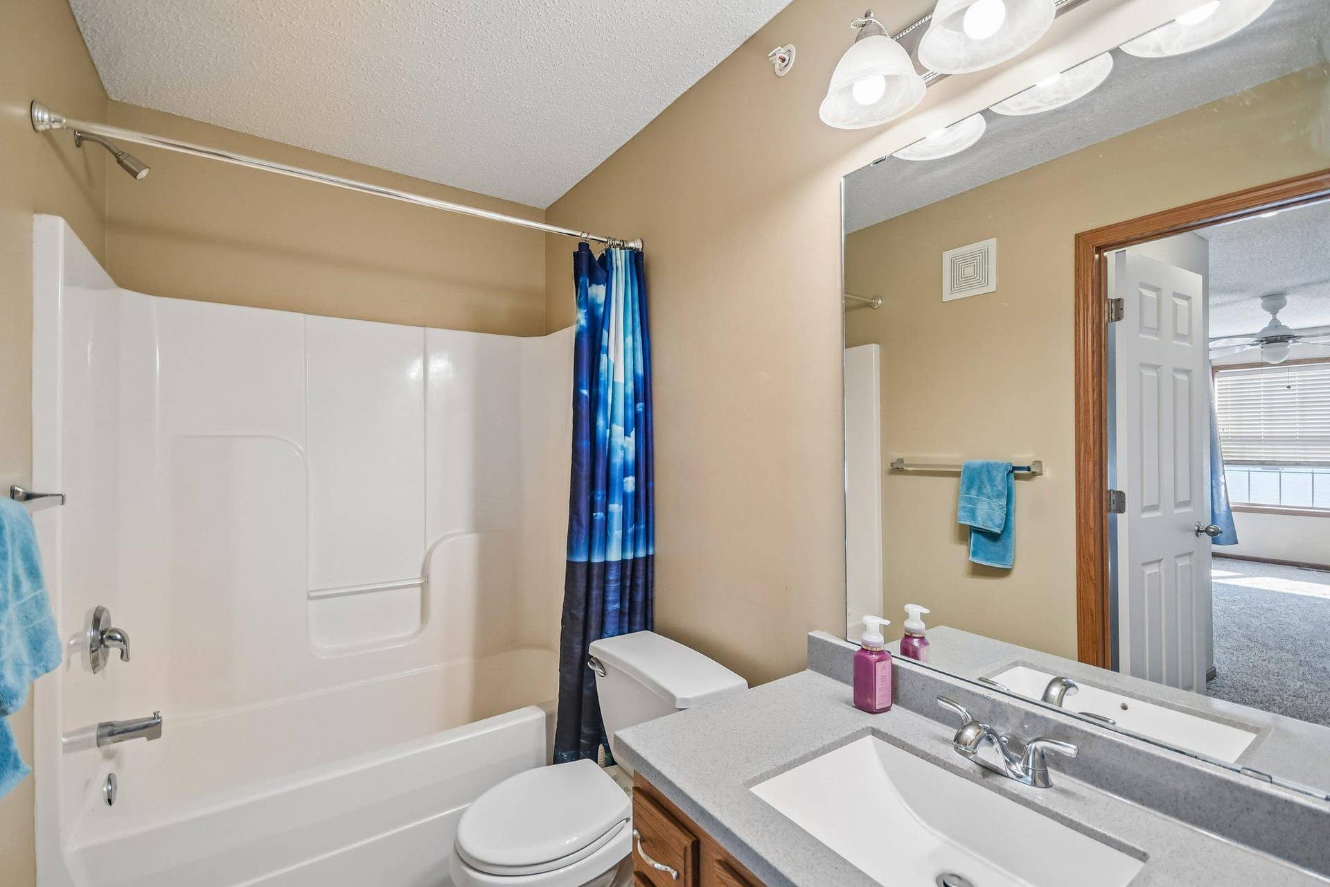 1602 Woodlynn Avenue, #2, Maplewood, MN 55109 18-web-or-mls-Woodlynn Ave 2-S1009-017.jpg