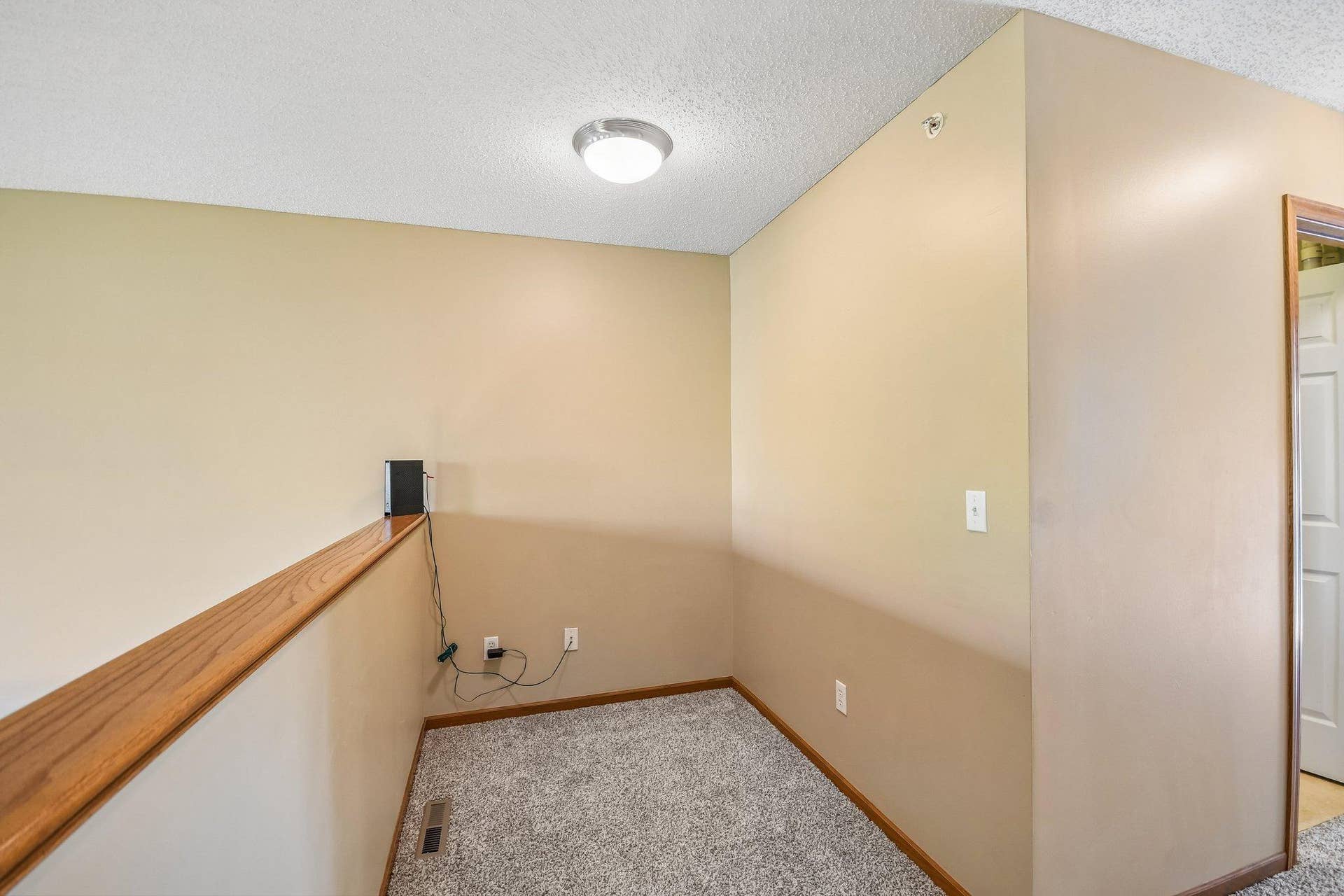 1602 Woodlynn Avenue, #2, Maplewood, MN 55109 11-web-or-mls-Woodlynn Ave 2-S1009-023.jpg