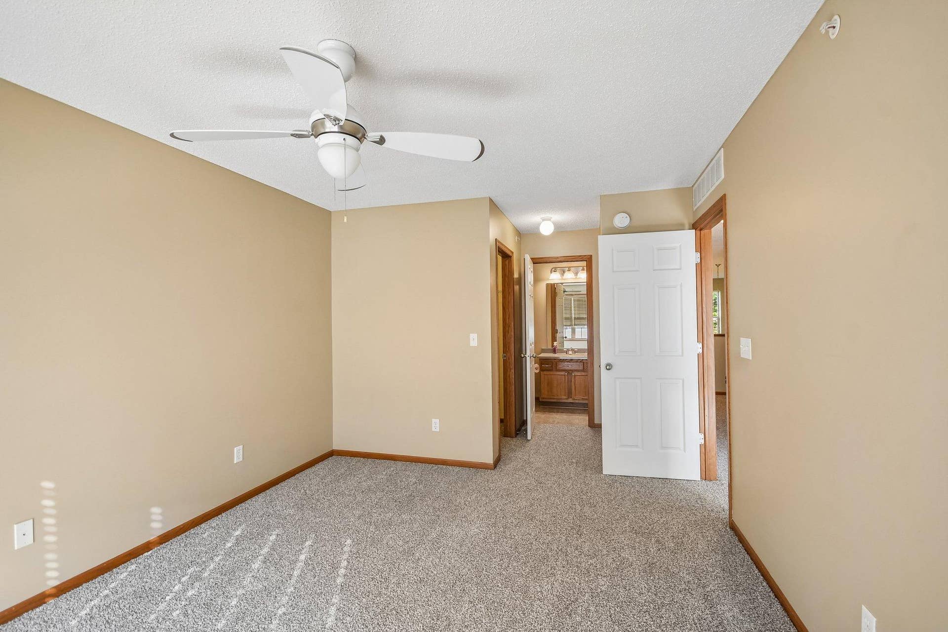 1602 Woodlynn Avenue, #2, Maplewood, MN 55109 15-web-or-mls-Woodlynn Ave 2-S1009-014.jpg