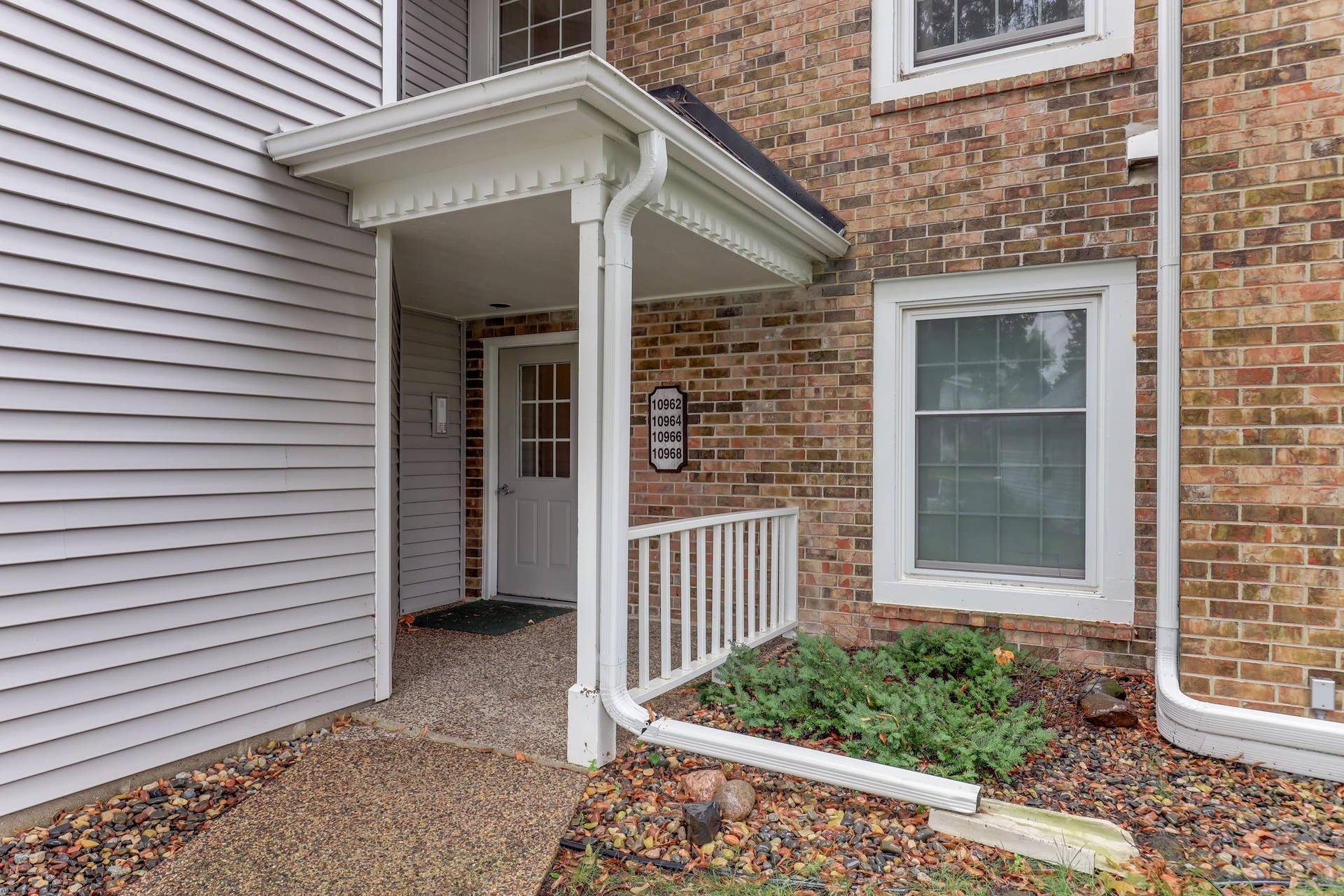 10966 Quebec Avenue S, Bloomington, MN 55438 4-web-or-mls-10966-Quebec-Ave-S-04.jpg