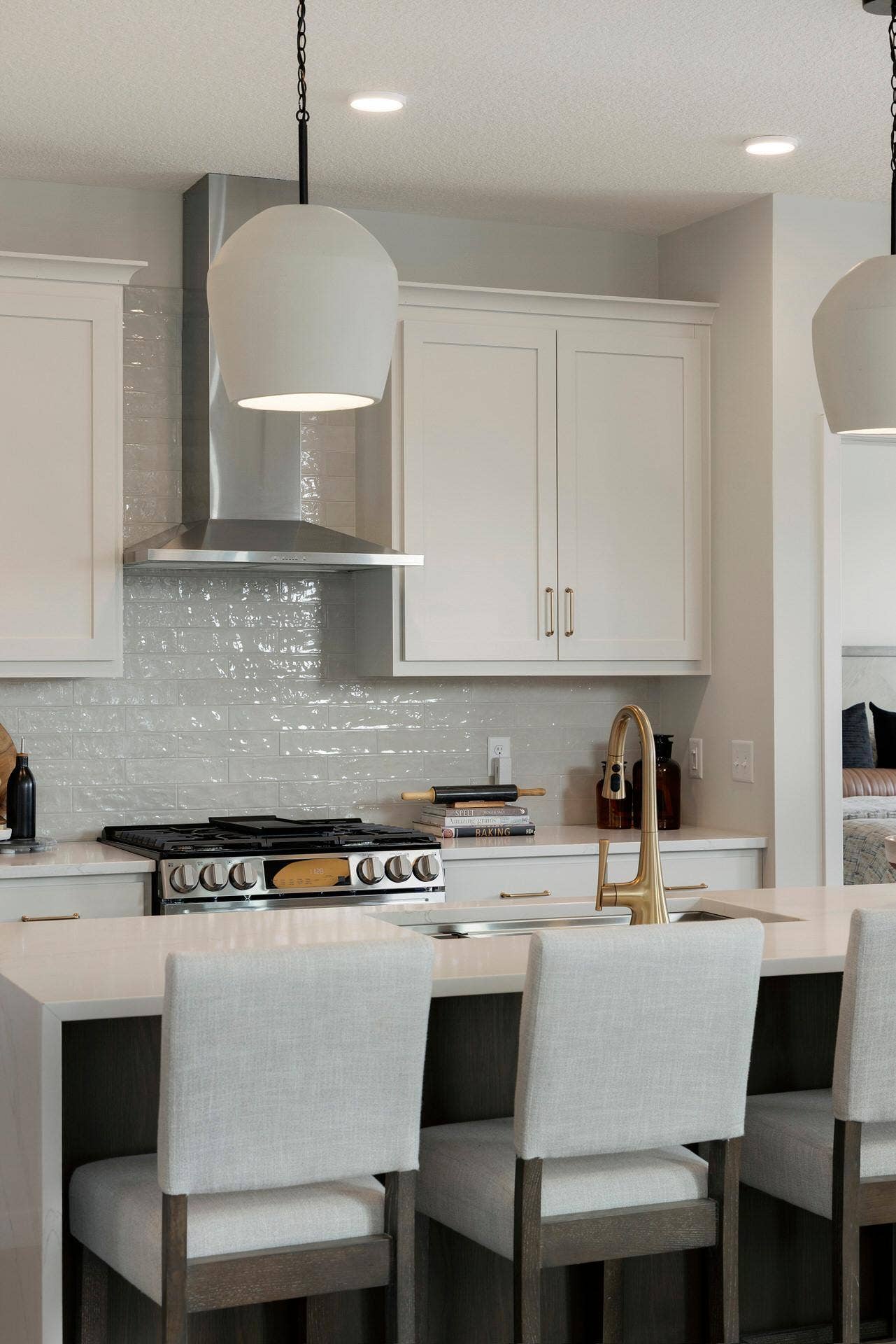 3476 Knightsbridge Trail N, Lake Elmo, MN 55042 Large kitchen island, perfect for hosting.