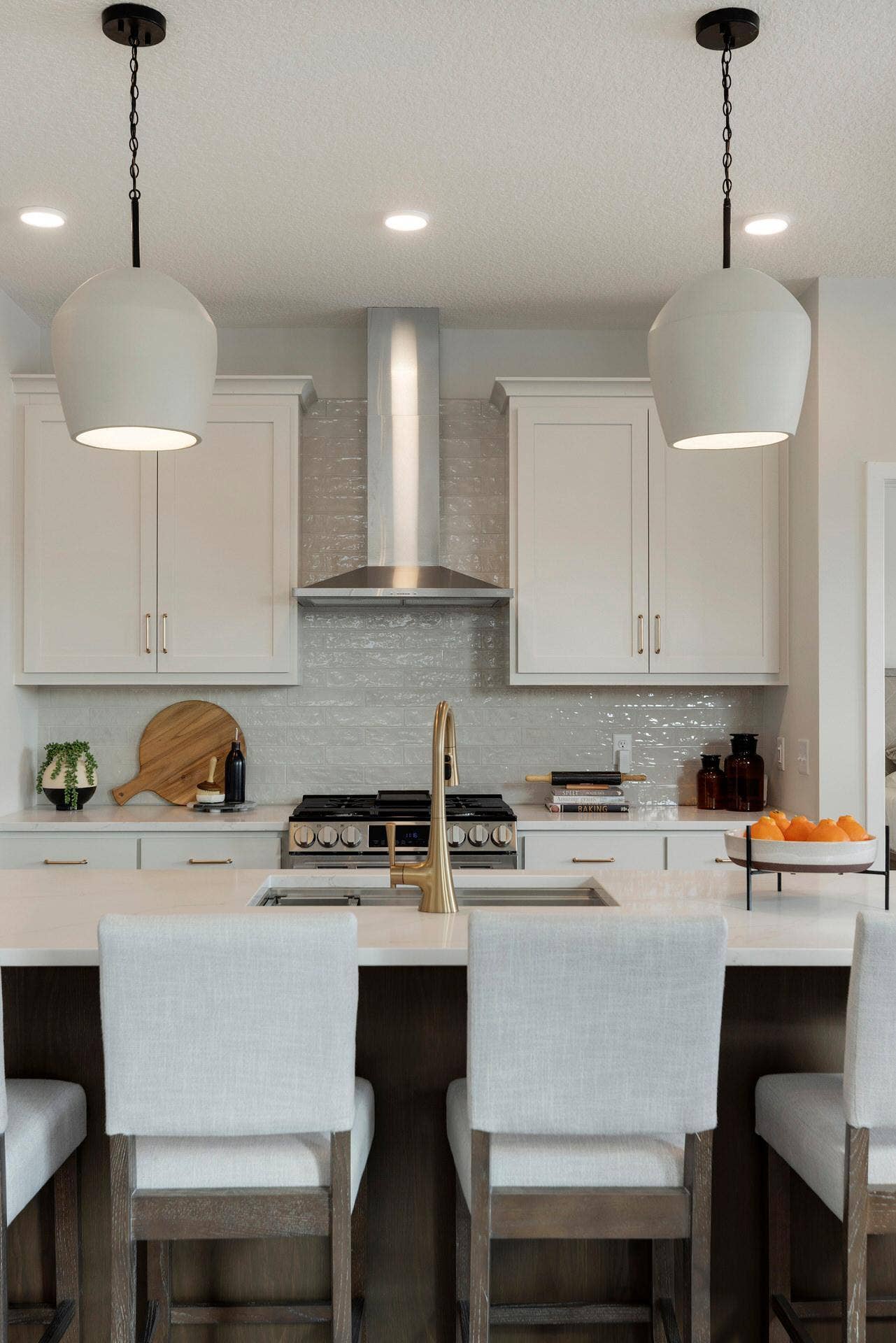 3476 Knightsbridge Trail N, Lake Elmo, MN 55042 White cabinets with stunning gold accents.