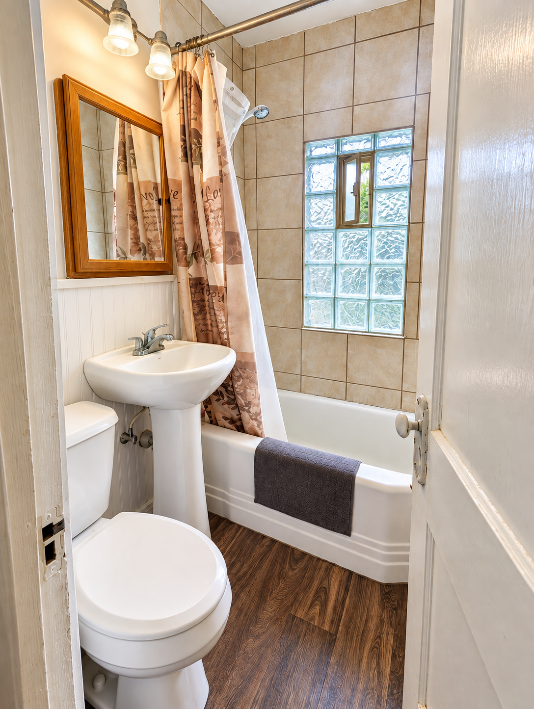 2082 Manitou Avenue, 92, Saint Paul, MN 55119 Upstairs bathroom.png