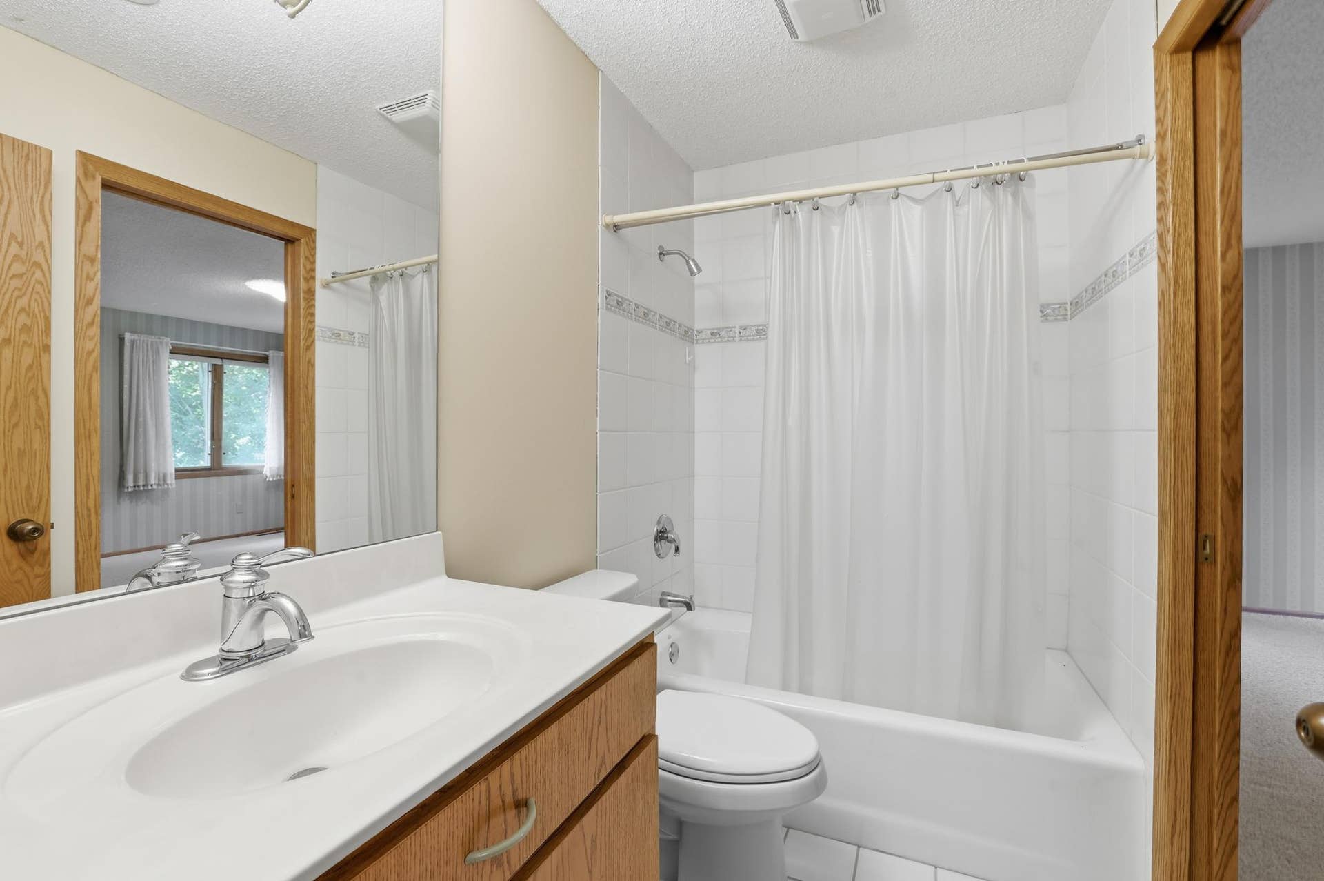 9409 Yukon Avenue S, Bloomington, MN 55438 2nd floor bathroom