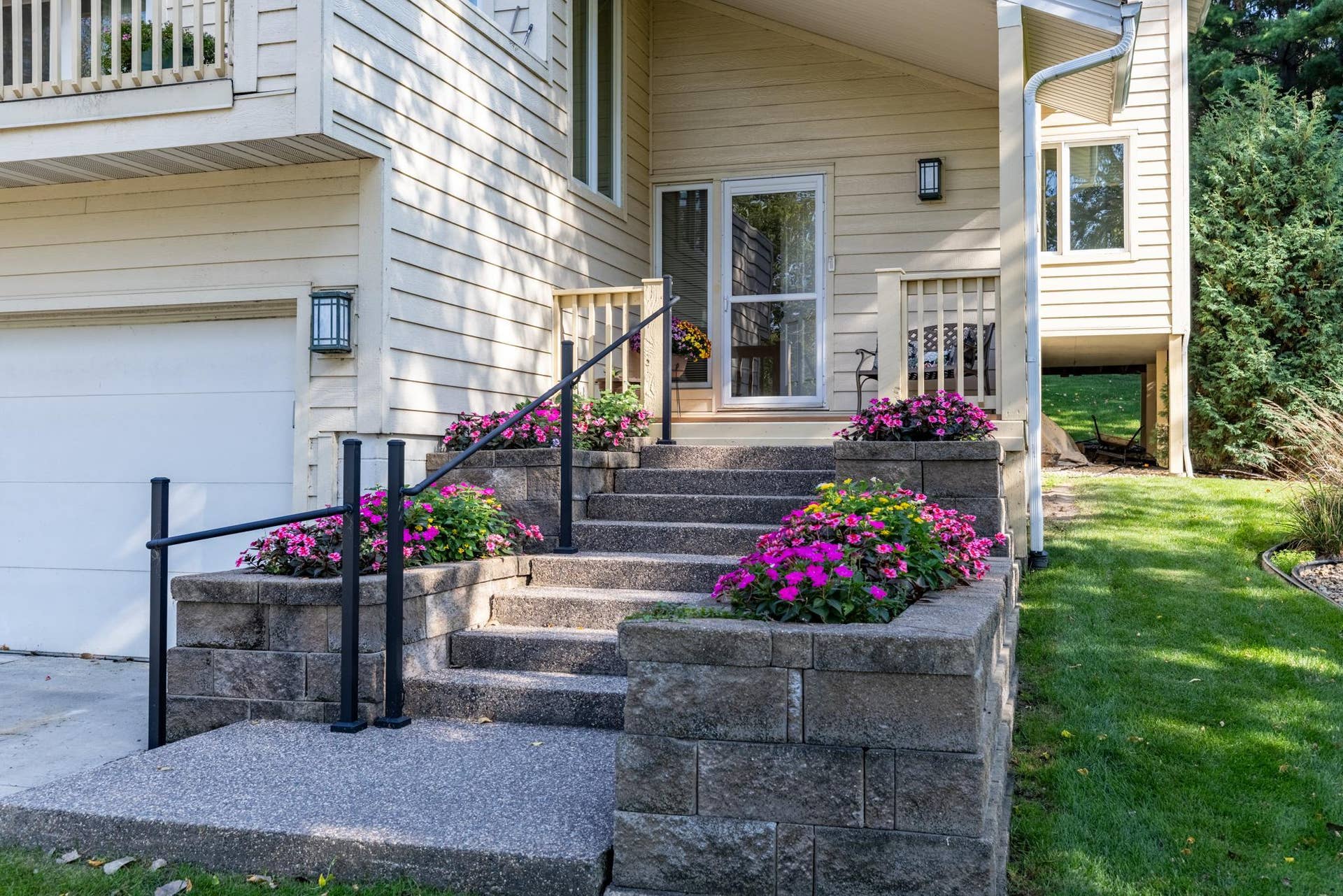 9409 Yukon Avenue S, Bloomington, MN 55438 Come on in!