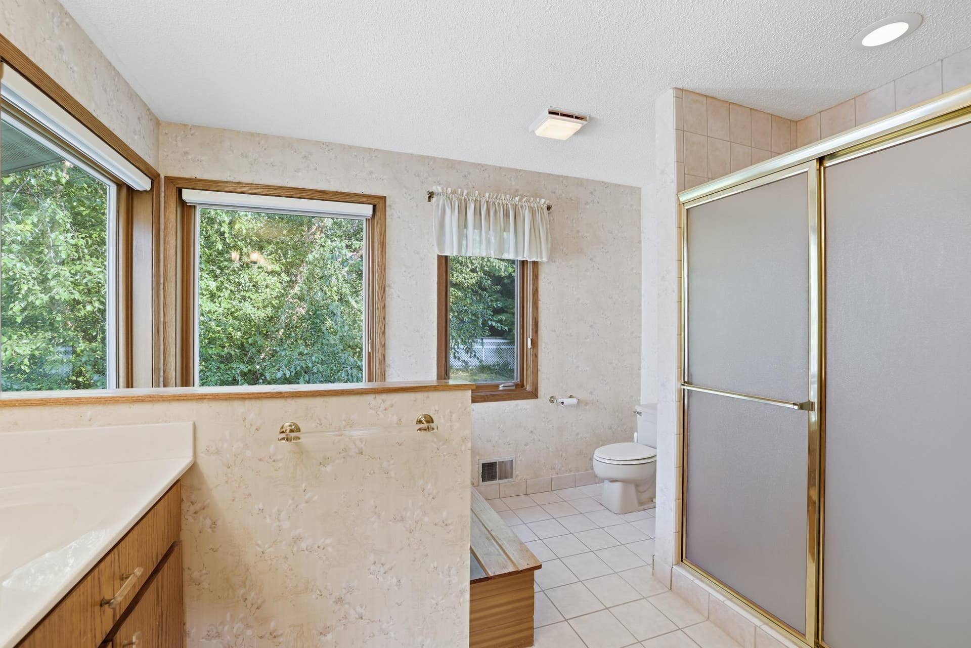 9409 Yukon Avenue S, Bloomington, MN 55438 Master Bedroom bathroom