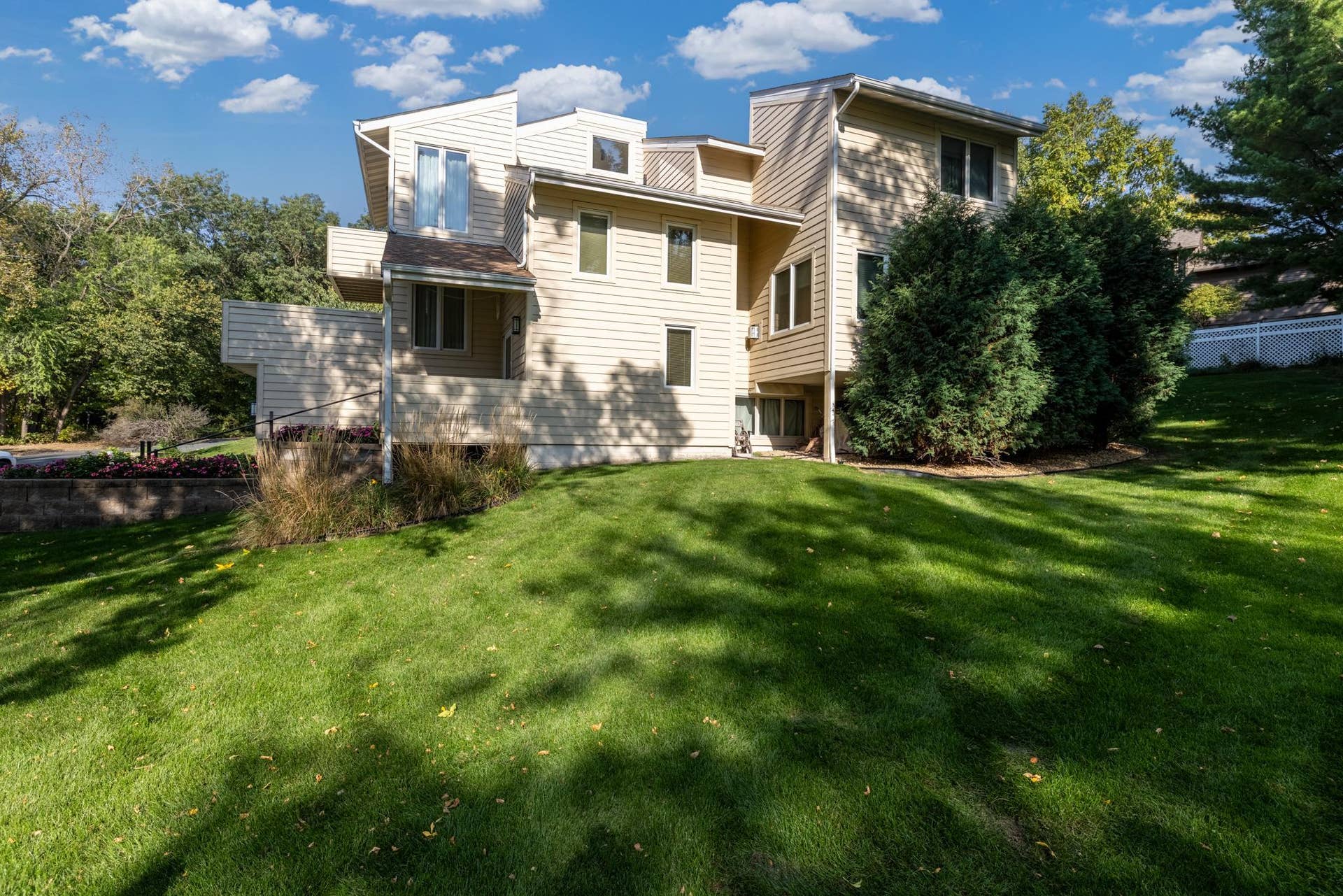 9409 Yukon Avenue S, Bloomington, MN 55438 View from the side