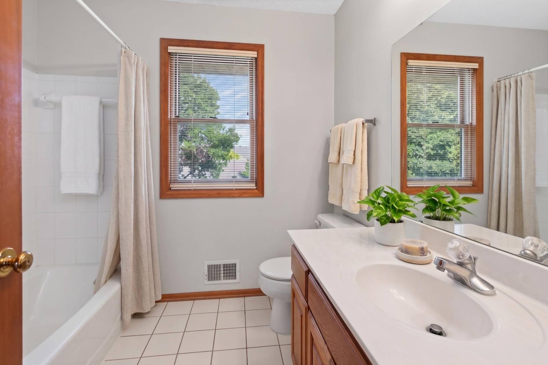 1781 Brighton Trail, Woodbury, MN 55125 Upper Level Full Bathroom - Virtually Staged