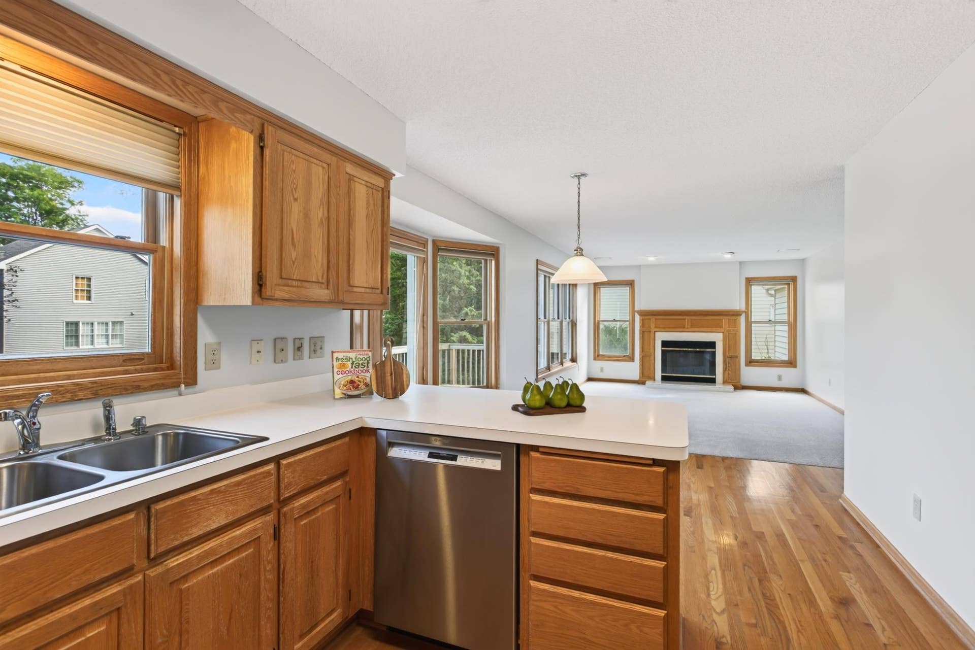 1781 Brighton Trail, Woodbury, MN 55125 Kitchen open to the dining/living room