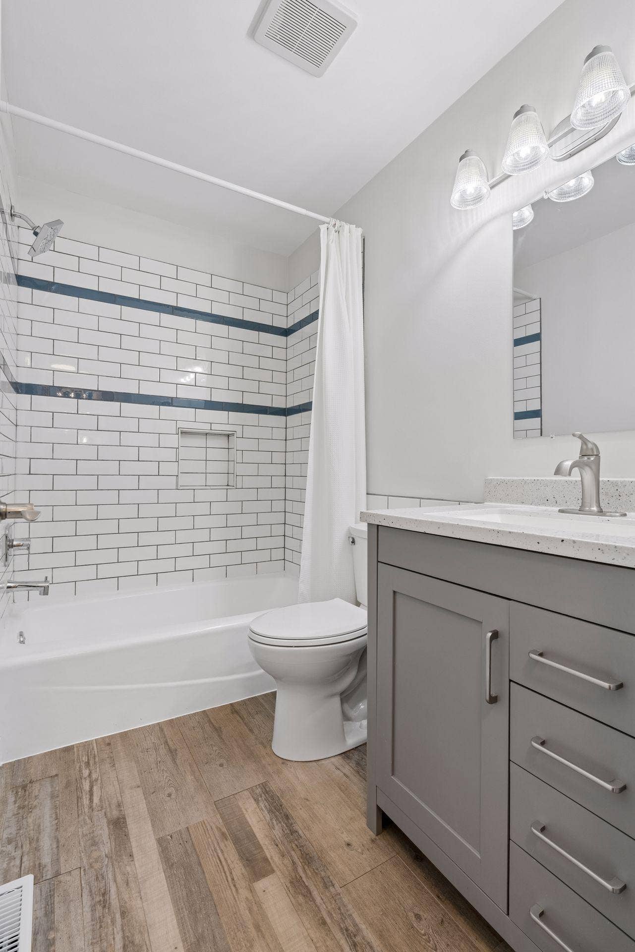 6347 Alderwood Circle, #B, Woodbury, MN 55125 Beautiful bathroom with tub