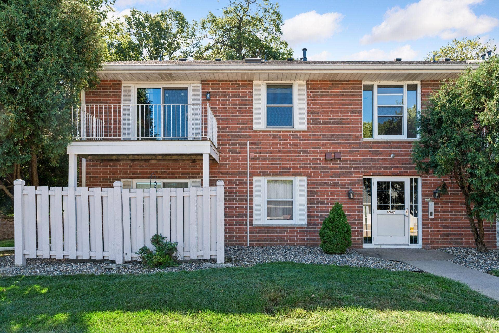 6347 Alderwood Circle, #B, Woodbury, MN 55125 Welcome home to 6347 Alderwood Circle - perfect efficiency living