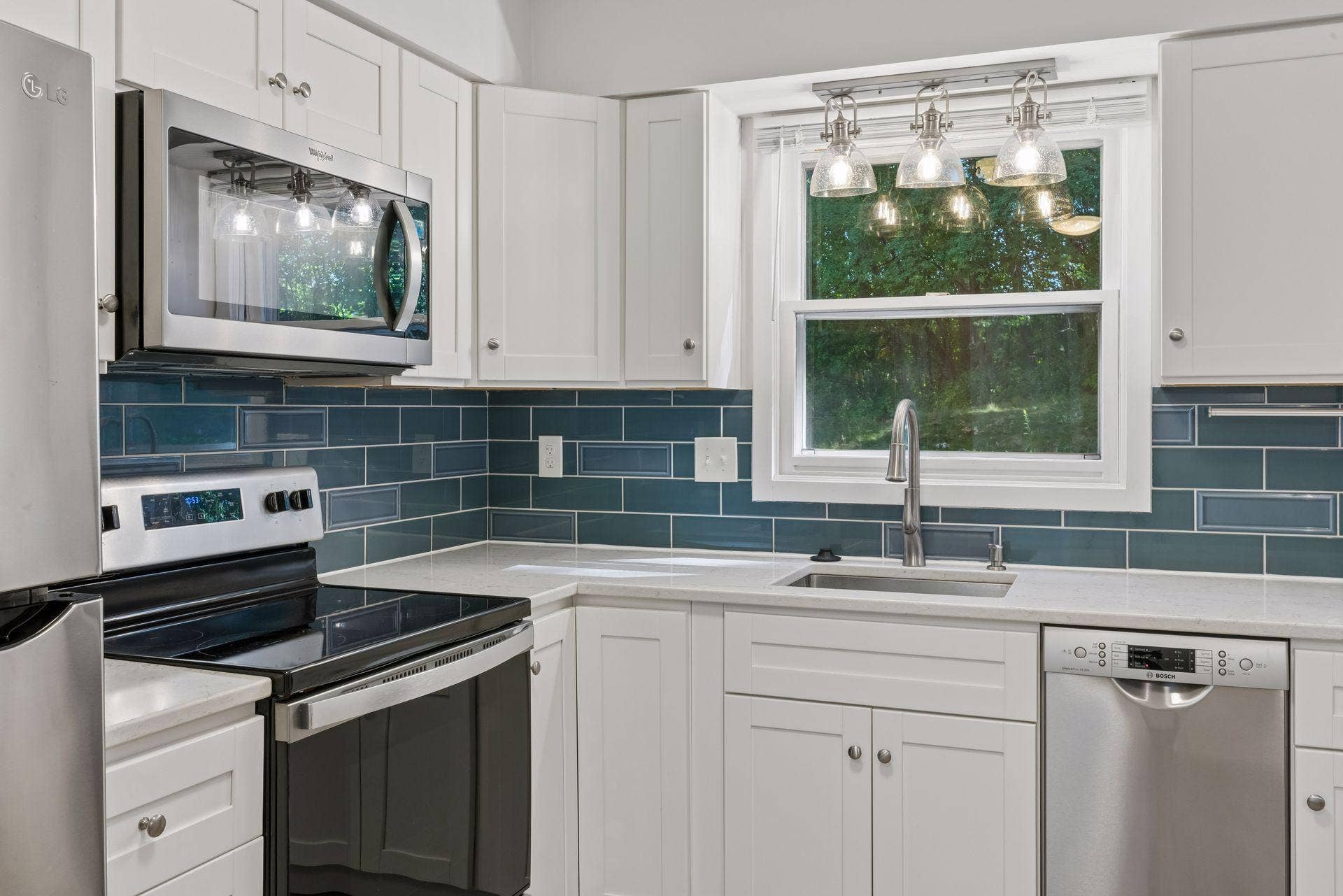 6347 Alderwood Circle, #B, Woodbury, MN 55125 Newer cabinets installed, stone countertops, tile backsplash, stainless steel appliances....everything is done! READY TO ENJOY!