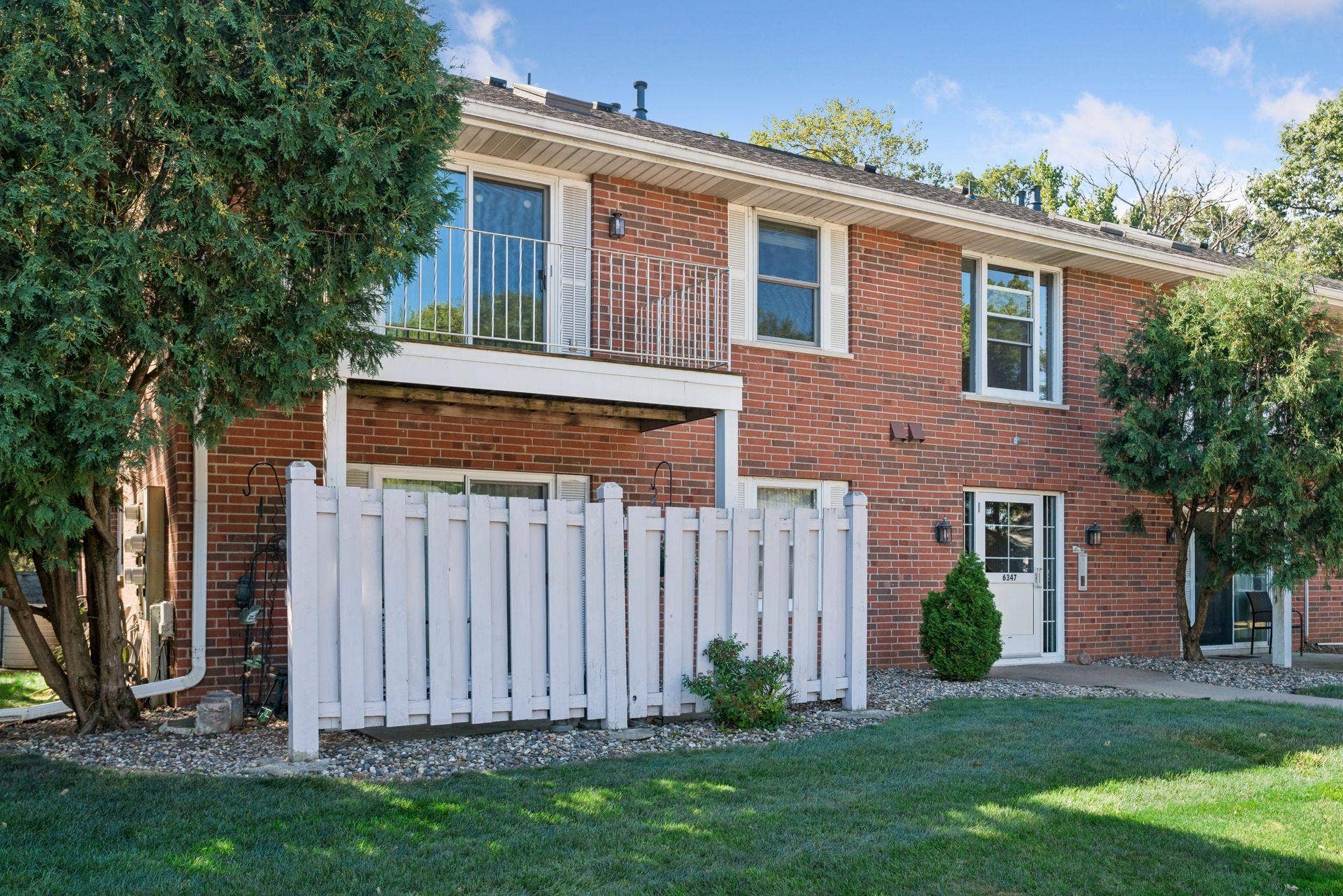 6347 Alderwood Circle, #B, Woodbury, MN 55125 Front Entrance....WELCOME HOME