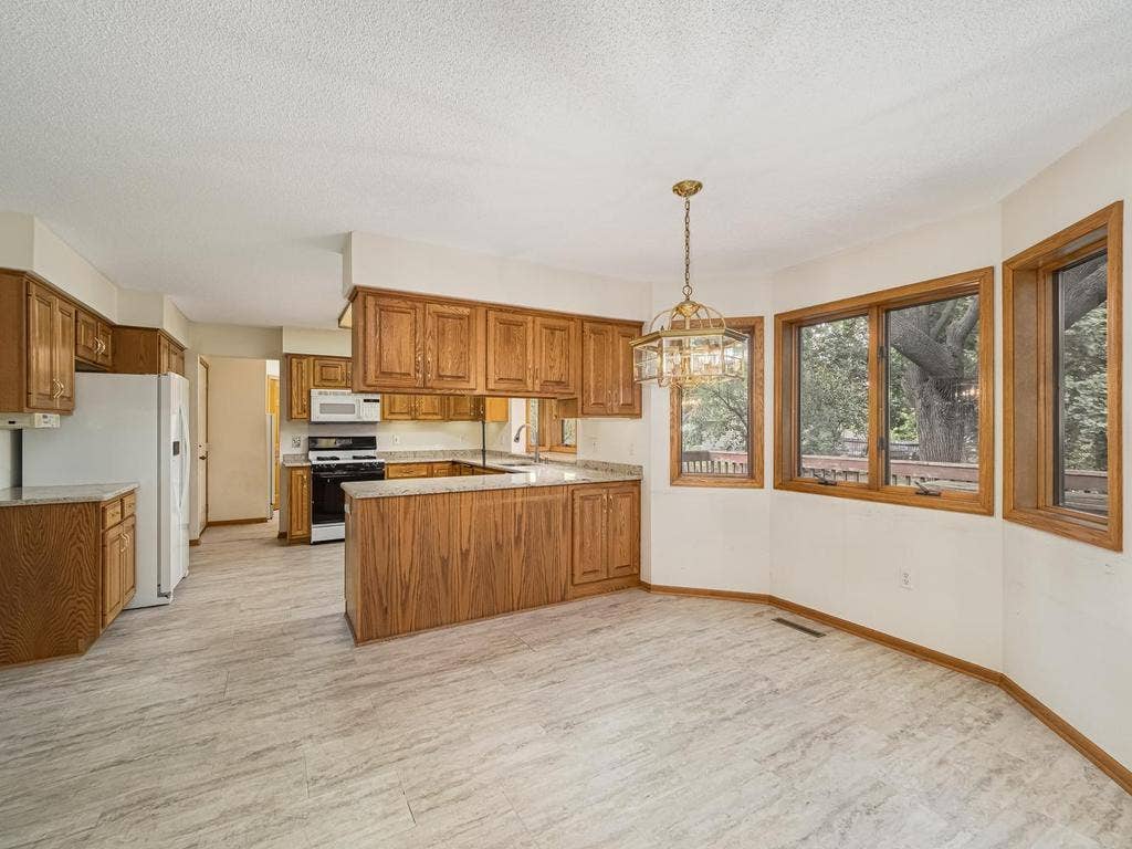 9508 Riverview Avenue, Bloomington, MN 55425 Informal dining with bay windows