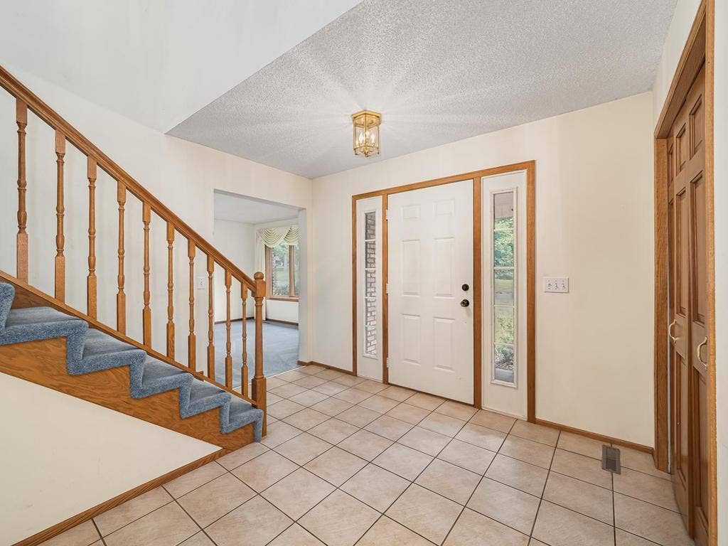 9508 Riverview Avenue, Bloomington, MN 55425 Open Foyer
