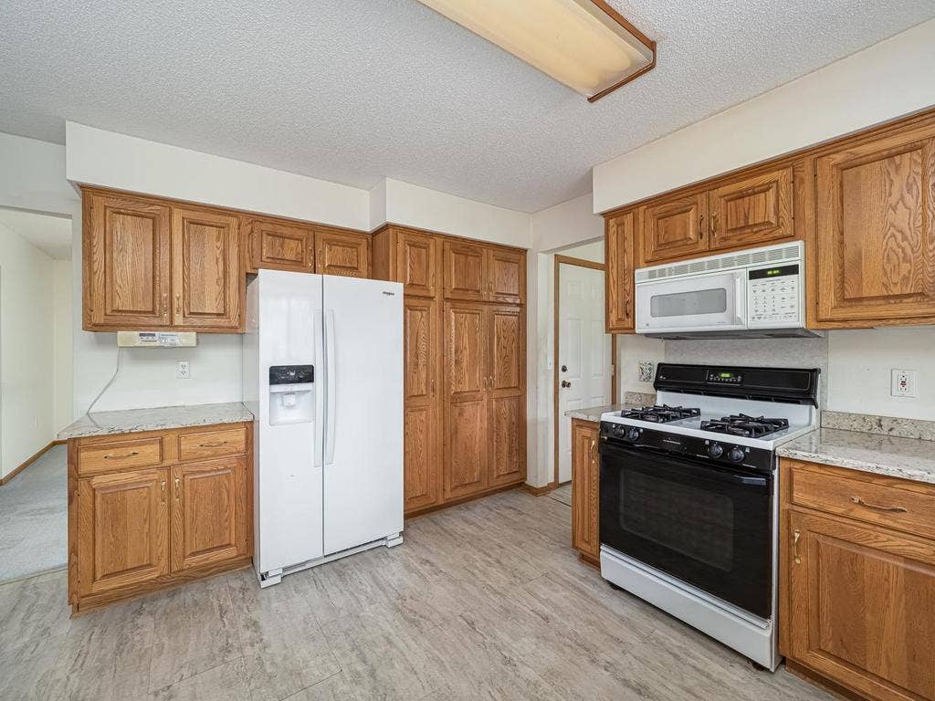 9508 Riverview Avenue, Bloomington, MN 55425 Gas stove with Kitchen desk