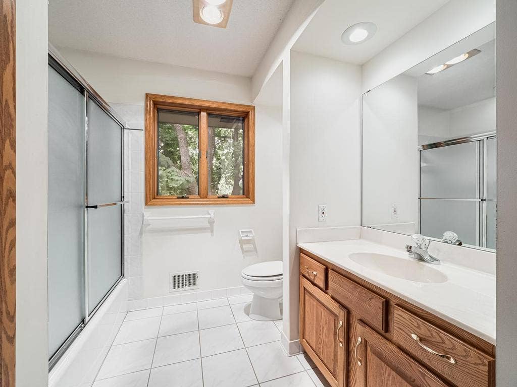 9508 Riverview Avenue, Bloomington, MN 55425 Upper Full bath