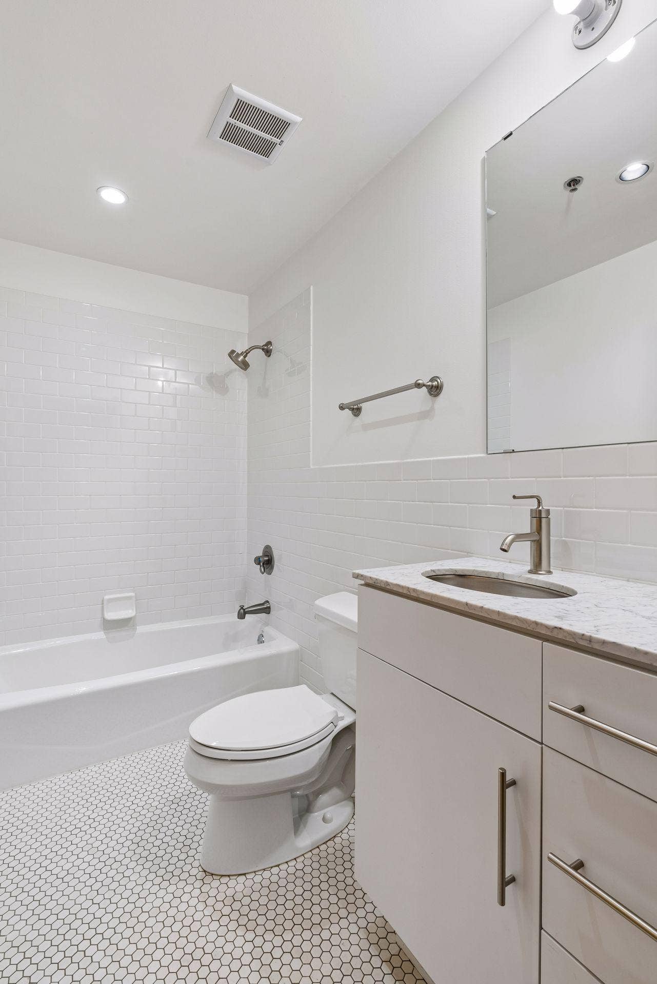 525 3rd Street N, #314, 59, Minneapolis, MN 55401 Second bedroom ensuite bathroom