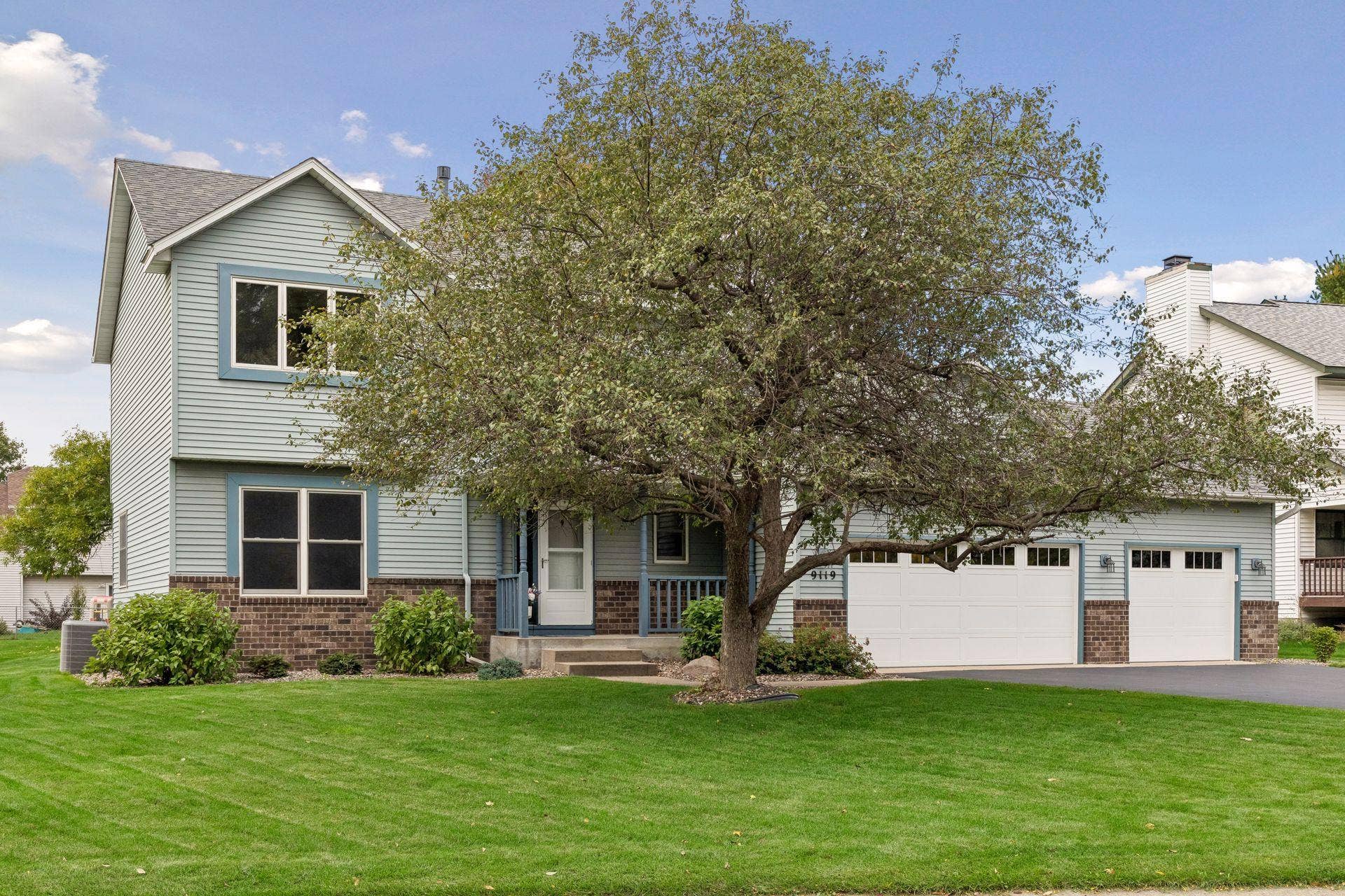 9119 Nantwick Ridge, Brooklyn Park, MN 55443 Great landscaping