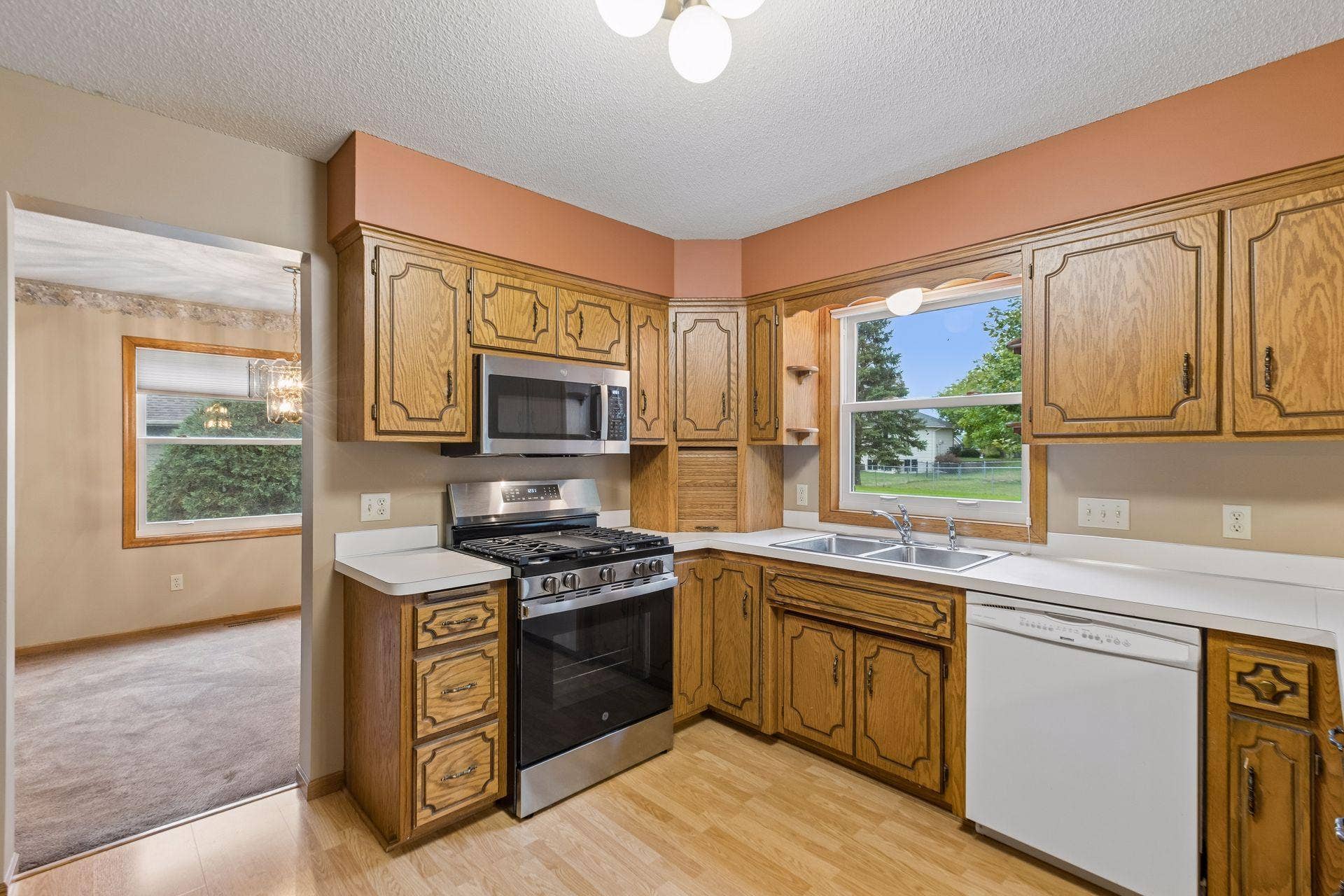 9119 Nantwick Ridge, Brooklyn Park, MN 55443 New gas range