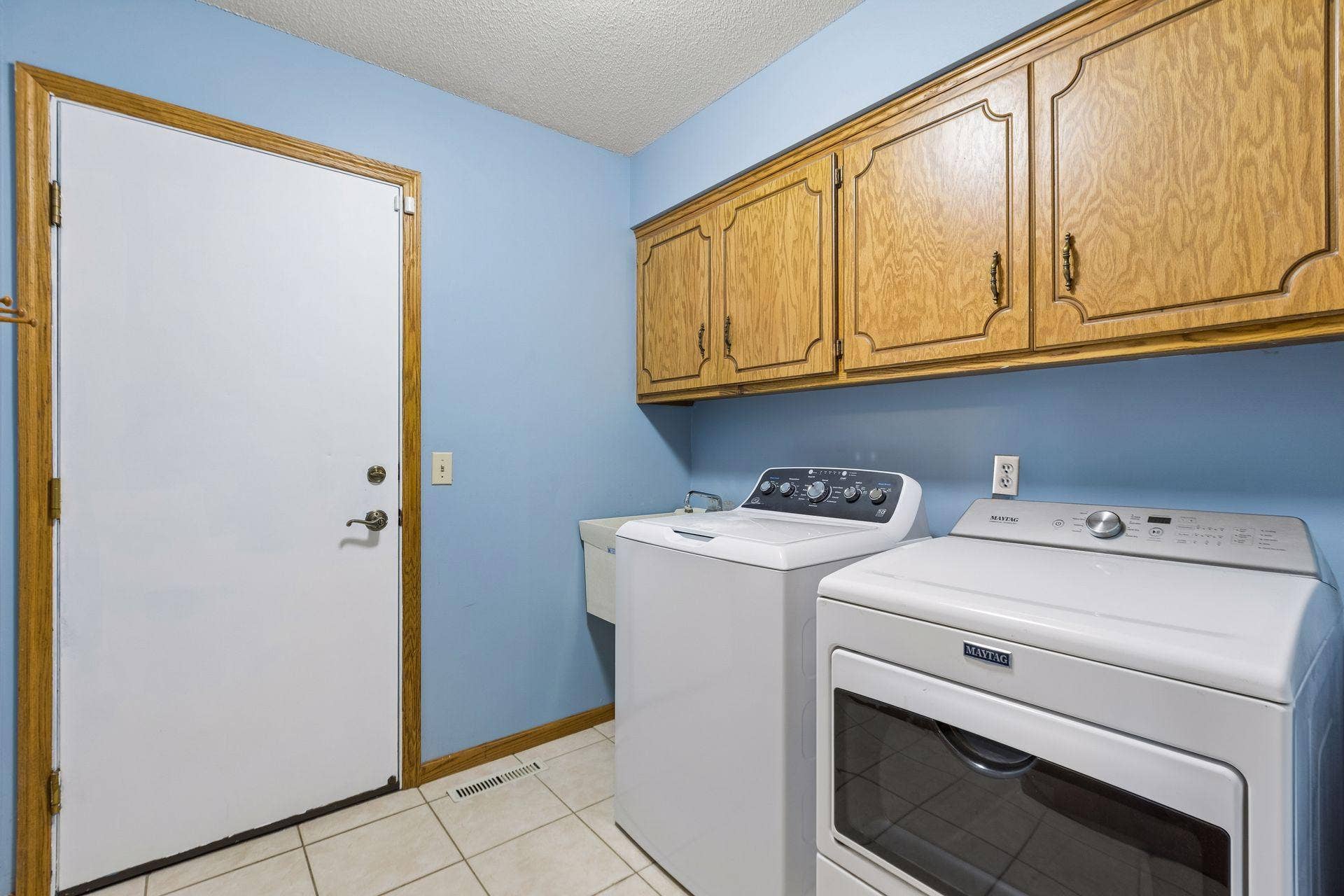 9119 Nantwick Ridge, Brooklyn Park, MN 55443 Main floor laundry, new washing machine!